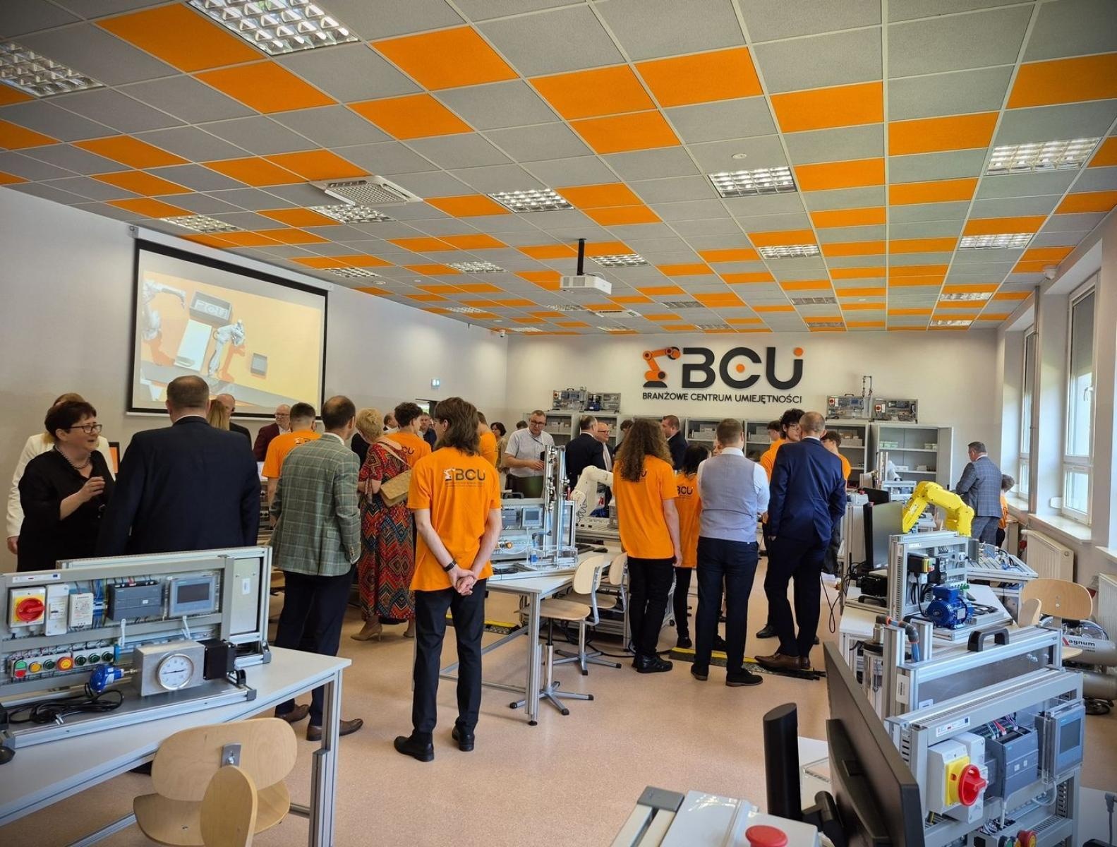 Zdjęcie w galerii na portalu naszwodzislaw.com: Nowa era edukacji zawodowej w Powiecie Wodzisławskim. Otwarto Branżowe Centrum Umiejętności w dziedzinie robotyki [FOTO i WIDEO] wiadomości z regionu