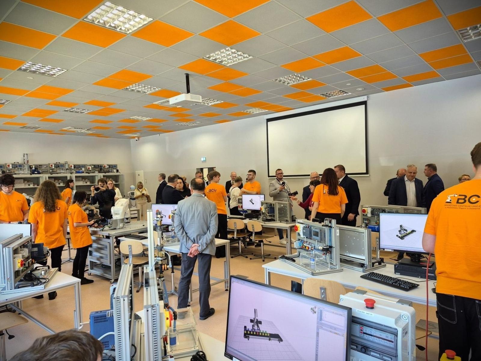 Zdjęcie w galerii na portalu naszwodzislaw.com: Nowa era edukacji zawodowej w Powiecie Wodzisławskim. Otwarto Branżowe Centrum Umiejętności w dziedzinie robotyki [FOTO i WIDEO] wiadomości z regionu