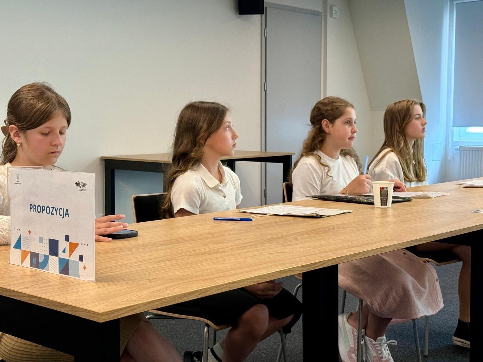 Zdjęcie w galerii na portalu naszwodzislaw.com: Finał Wodzisławskiego Turnieju Debat Oksfordzkich dla szkół podstawowych za nami wiadomości z regionu