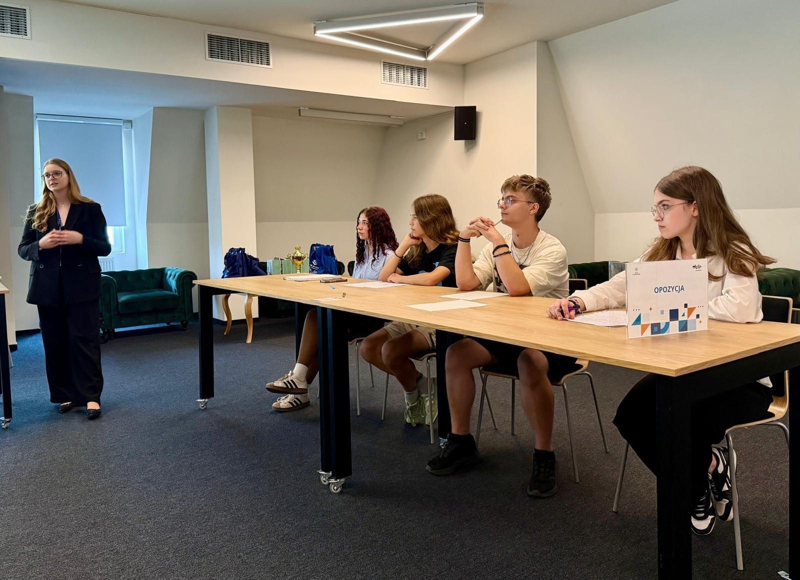 Zdjęcie w galerii na portalu naszwodzislaw.com: Finał Wodzisławskiego Turnieju Debat Oksfordzkich dla szkół podstawowych za nami wiadomości z regionu