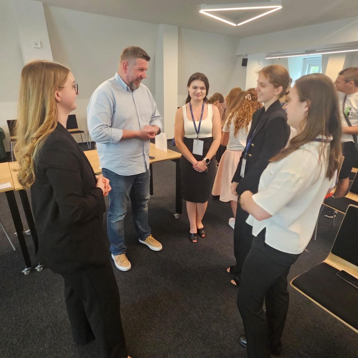 Zdjęcie w galerii na portalu naszwodzislaw.com: Finał Wodzisławskiego Turnieju Debat Oksfordzkich dla szkół podstawowych za nami wiadomości z regionu