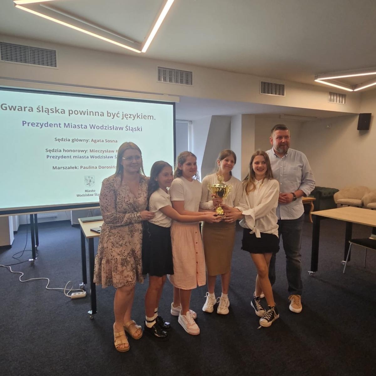 Zdjęcie w galerii na portalu naszwodzislaw.com: Finał Wodzisławskiego Turnieju Debat Oksfordzkich dla szkół podstawowych za nami wiadomości z regionu