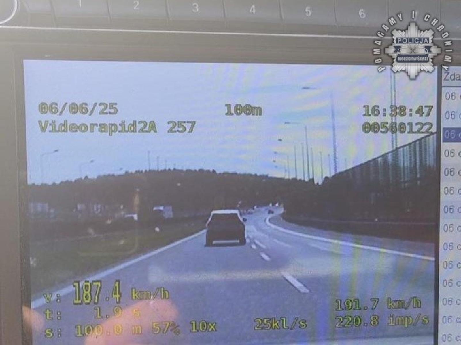 Zdjęcie w galerii na portalu naszwodzislaw.com: Autostradowa szarża Koreańczyka zakończona wysokim mandatem wiadomości z regionu