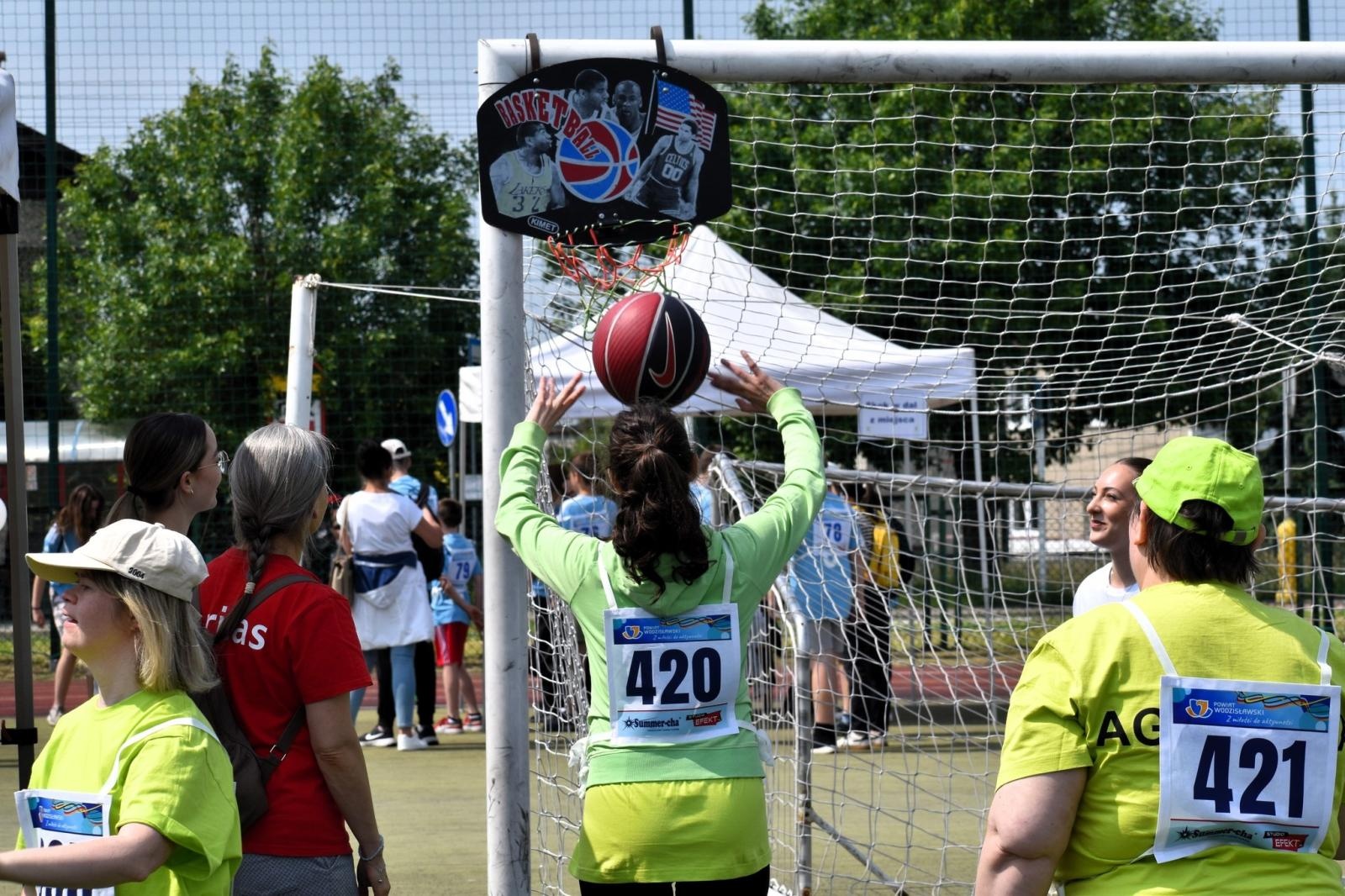 Zdjęcie w galerii na portalu naszwodzislaw.com: Sportowe zmagania, które łączą. XXI Powiatowa Olimpiada Osób z Niepełnosprawnościami [FOTO] wiadomości z regionu