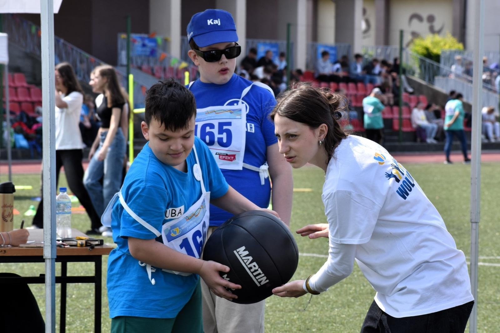 Zdjęcie w galerii na portalu naszwodzislaw.com: Sportowe zmagania, które łączą. XXI Powiatowa Olimpiada Osób z Niepełnosprawnościami [FOTO] wiadomości z regionu