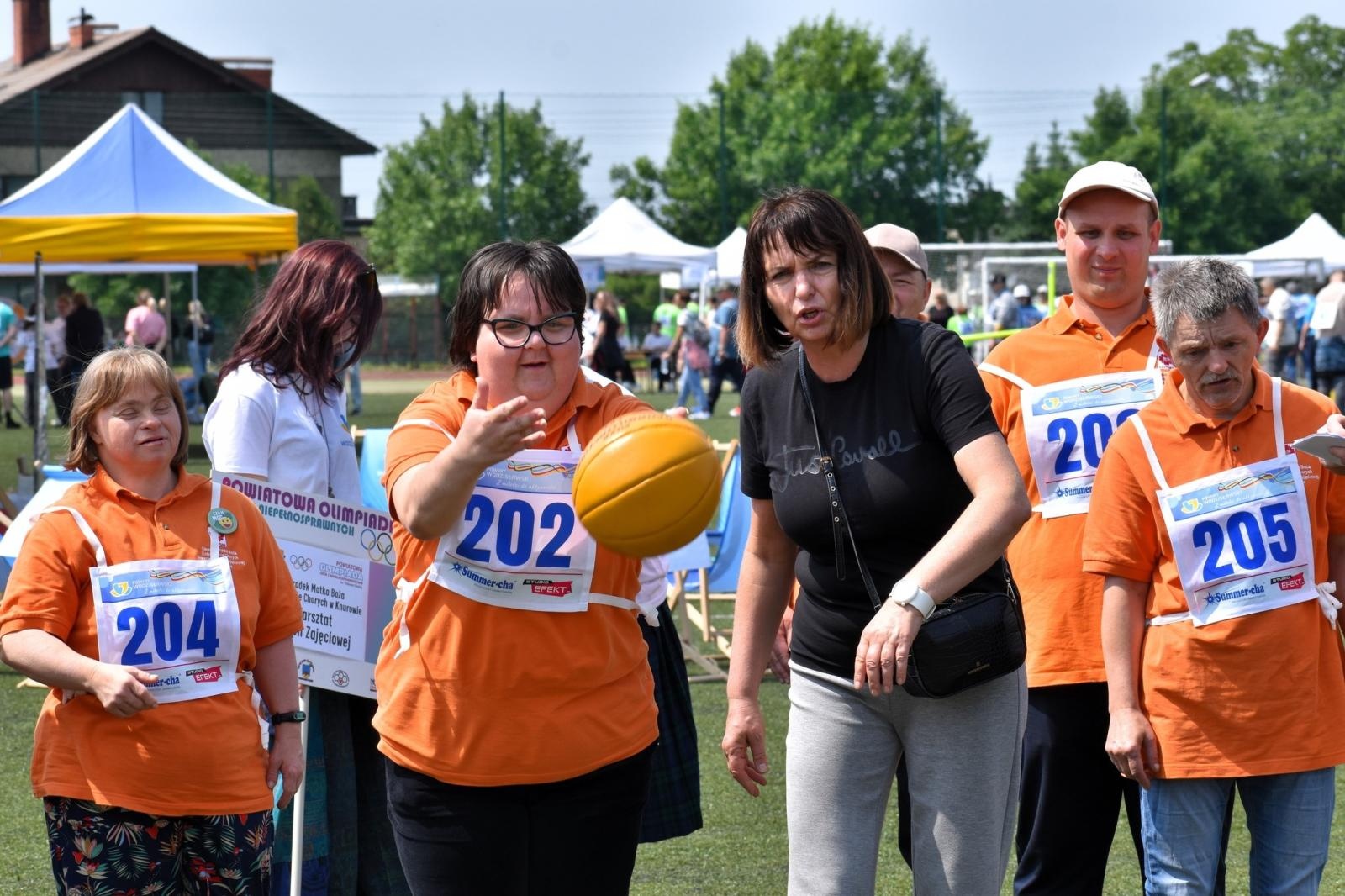 Zdjęcie w galerii na portalu naszwodzislaw.com: Sportowe zmagania, które łączą. XXI Powiatowa Olimpiada Osób z Niepełnosprawnościami [FOTO] wiadomości z regionu