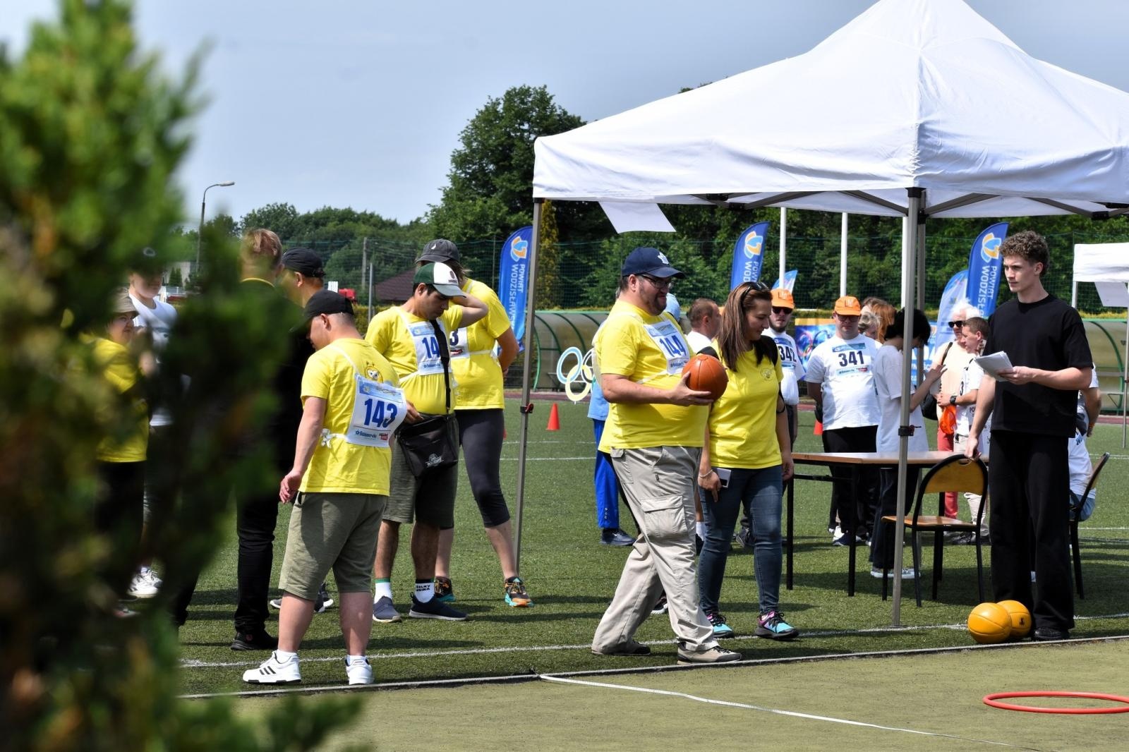 Zdjęcie w galerii na portalu naszwodzislaw.com: Sportowe zmagania, które łączą. XXI Powiatowa Olimpiada Osób z Niepełnosprawnościami [FOTO] wiadomości z regionu