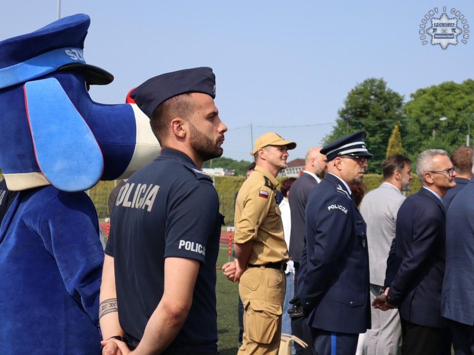 Zdjęcie w galerii na portalu naszwodzislaw.com: Powiatowa Olimpiada dla osób z niepełnosprawnościami im. Tadeusza Skatuły z udziałem wodzisławskich mundurowych wiadomości z regionu