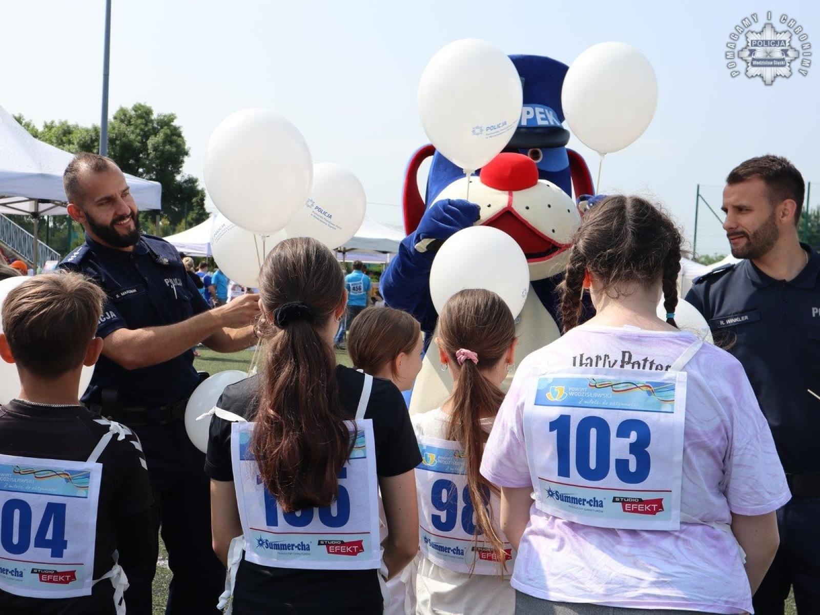 Zdjęcie w galerii na portalu naszwodzislaw.com: Powiatowa Olimpiada dla osób z niepełnosprawnościami im. Tadeusza Skatuły z udziałem wodzisławskich mundurowych wiadomości z regionu