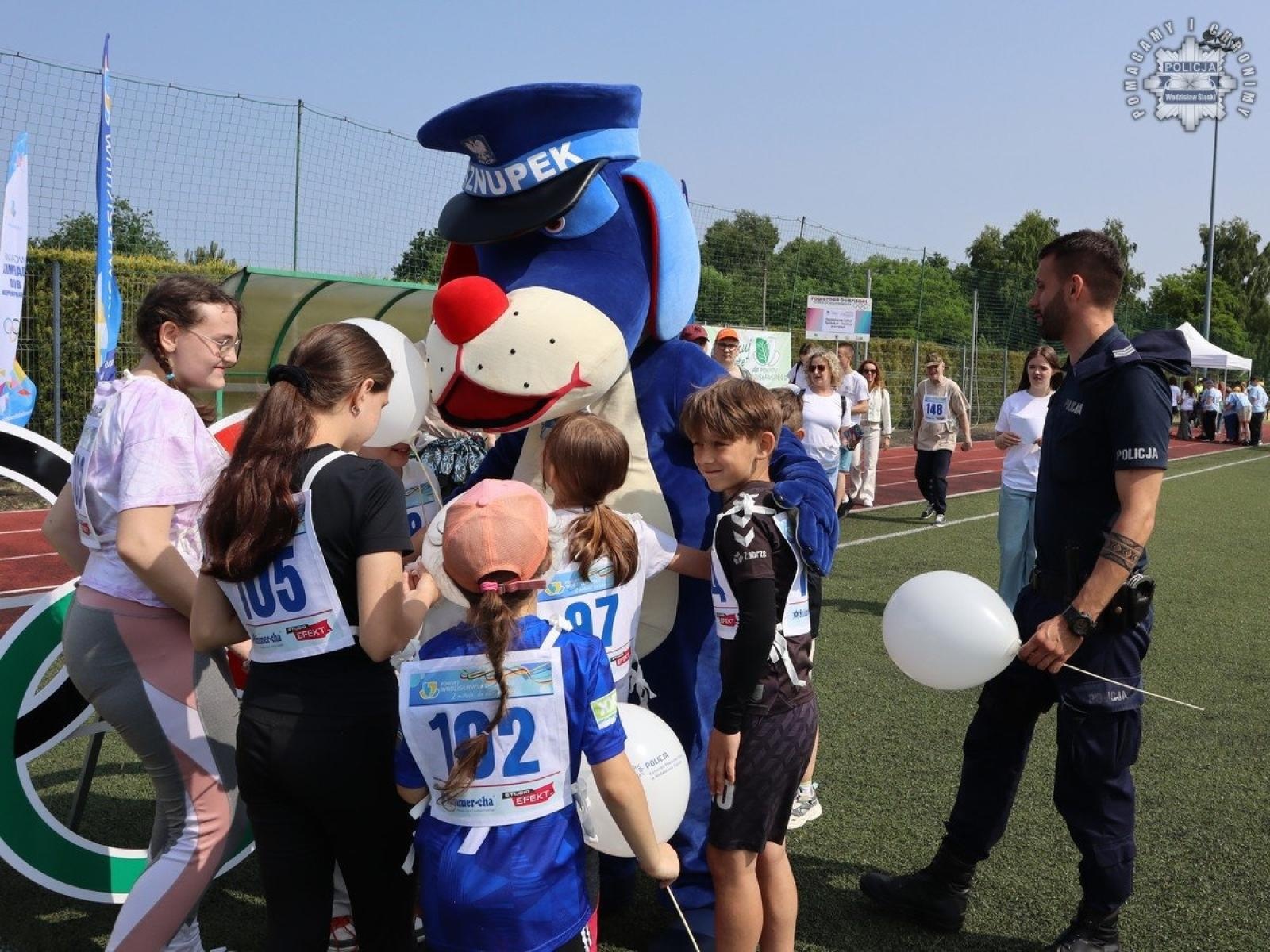 Zdjęcie w galerii na portalu naszwodzislaw.com: Powiatowa Olimpiada dla osób z niepełnosprawnościami im. Tadeusza Skatuły z udziałem wodzisławskich mundurowych wiadomości z regionu