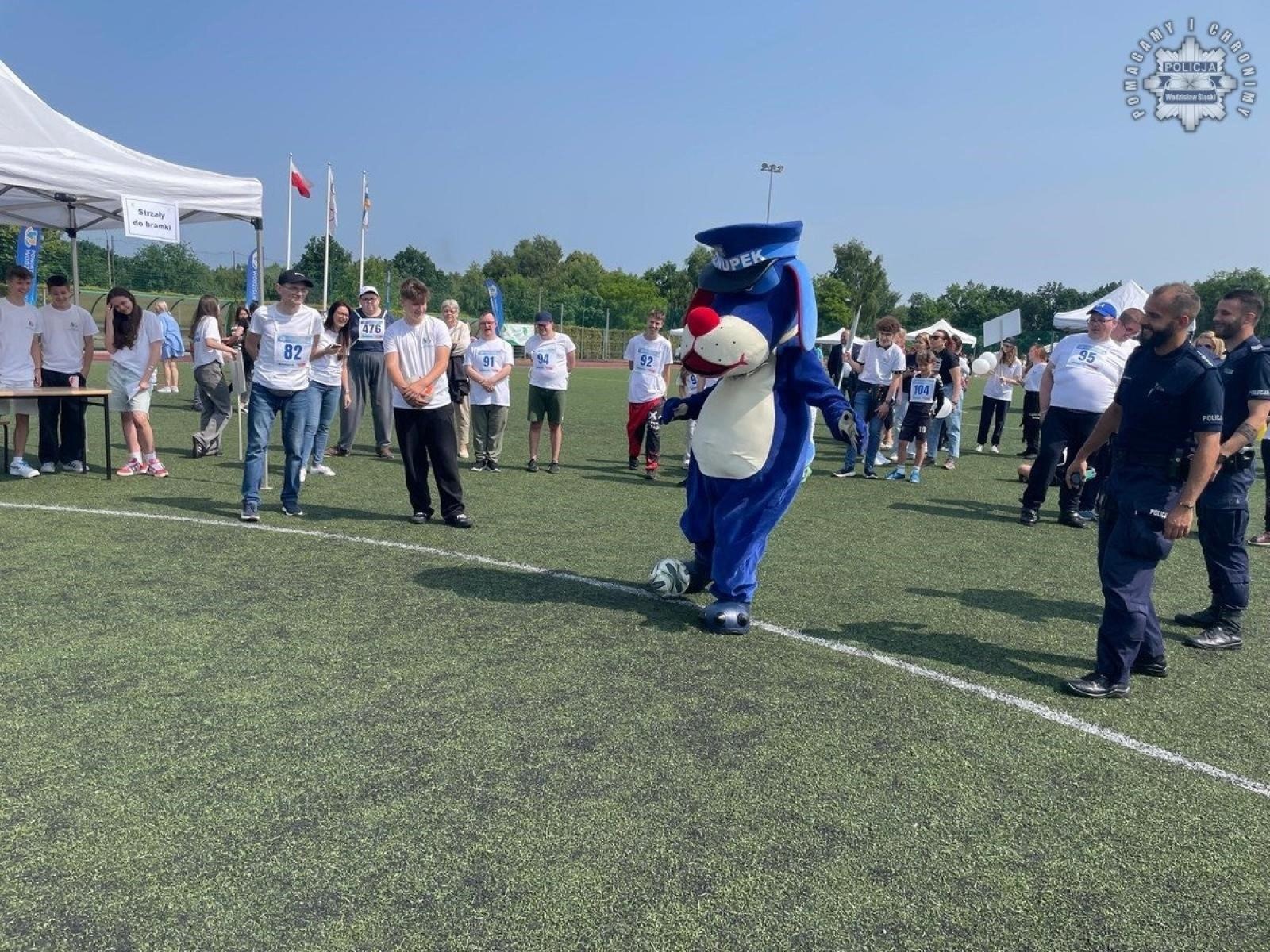 Zdjęcie w galerii na portalu naszwodzislaw.com: Powiatowa Olimpiada dla osób z niepełnosprawnościami im. Tadeusza Skatuły z udziałem wodzisławskich mundurowych wiadomości z regionu