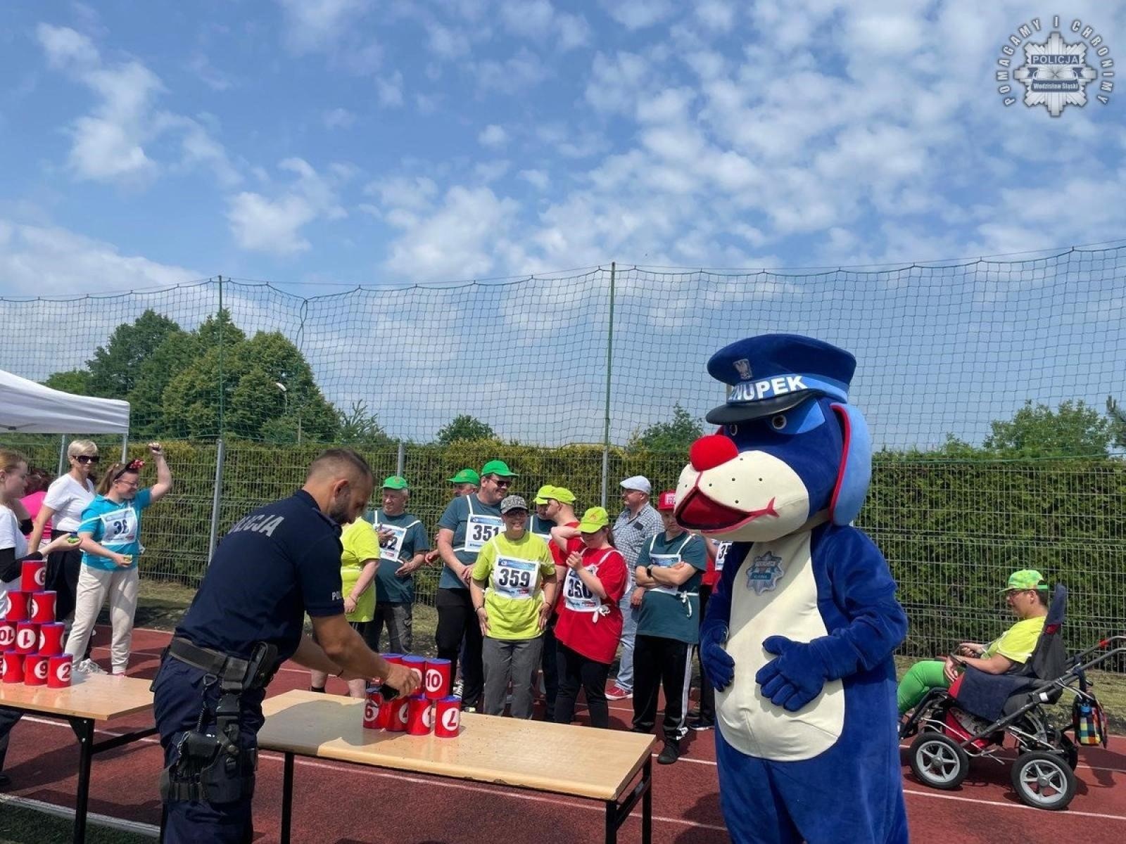 Zdjęcie w galerii na portalu naszwodzislaw.com: Powiatowa Olimpiada dla osób z niepełnosprawnościami im. Tadeusza Skatuły z udziałem wodzisławskich mundurowych wiadomości z regionu