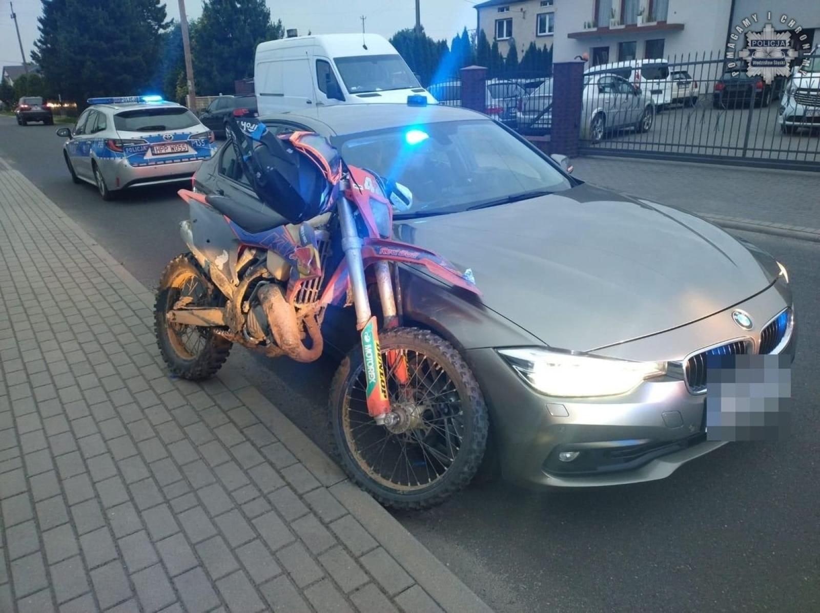 Zdjęcie w galerii na portalu naszwodzislaw.com: Pszów. 15-latek na crossie uciekał przed policją. Przewoził pasażera bez kasku! wiadomości z regionu