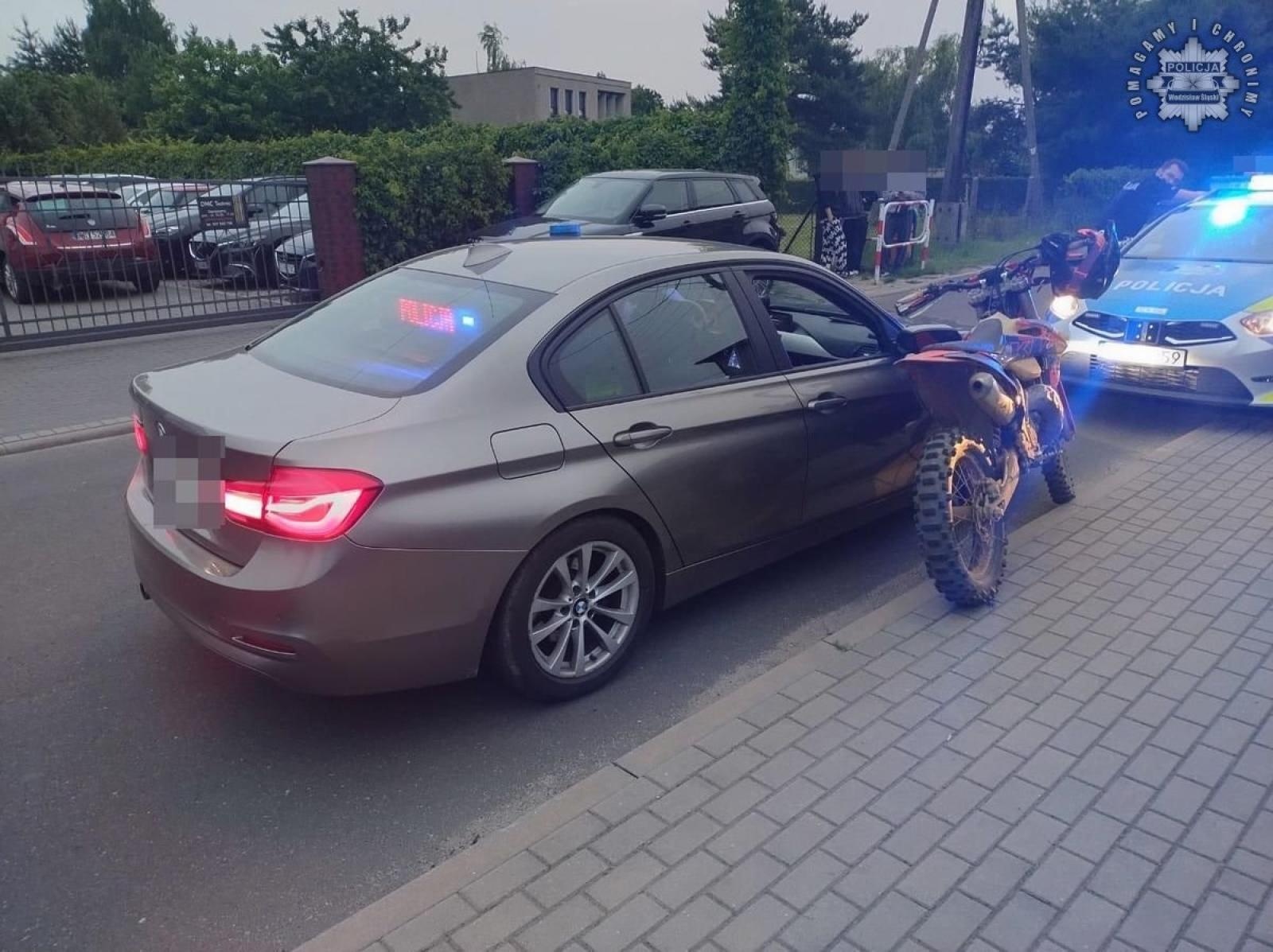 Zdjęcie w galerii na portalu naszwodzislaw.com: Pszów. 15-latek na crossie uciekał przed policją. Przewoził pasażera bez kasku! wiadomości z regionu