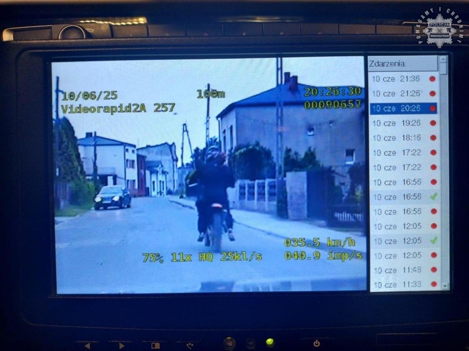 Zdjęcie w galerii na portalu naszwodzislaw.com: Pszów. 15-latek na crossie uciekał przed policją. Przewoził pasażera bez kasku! wiadomości z regionu