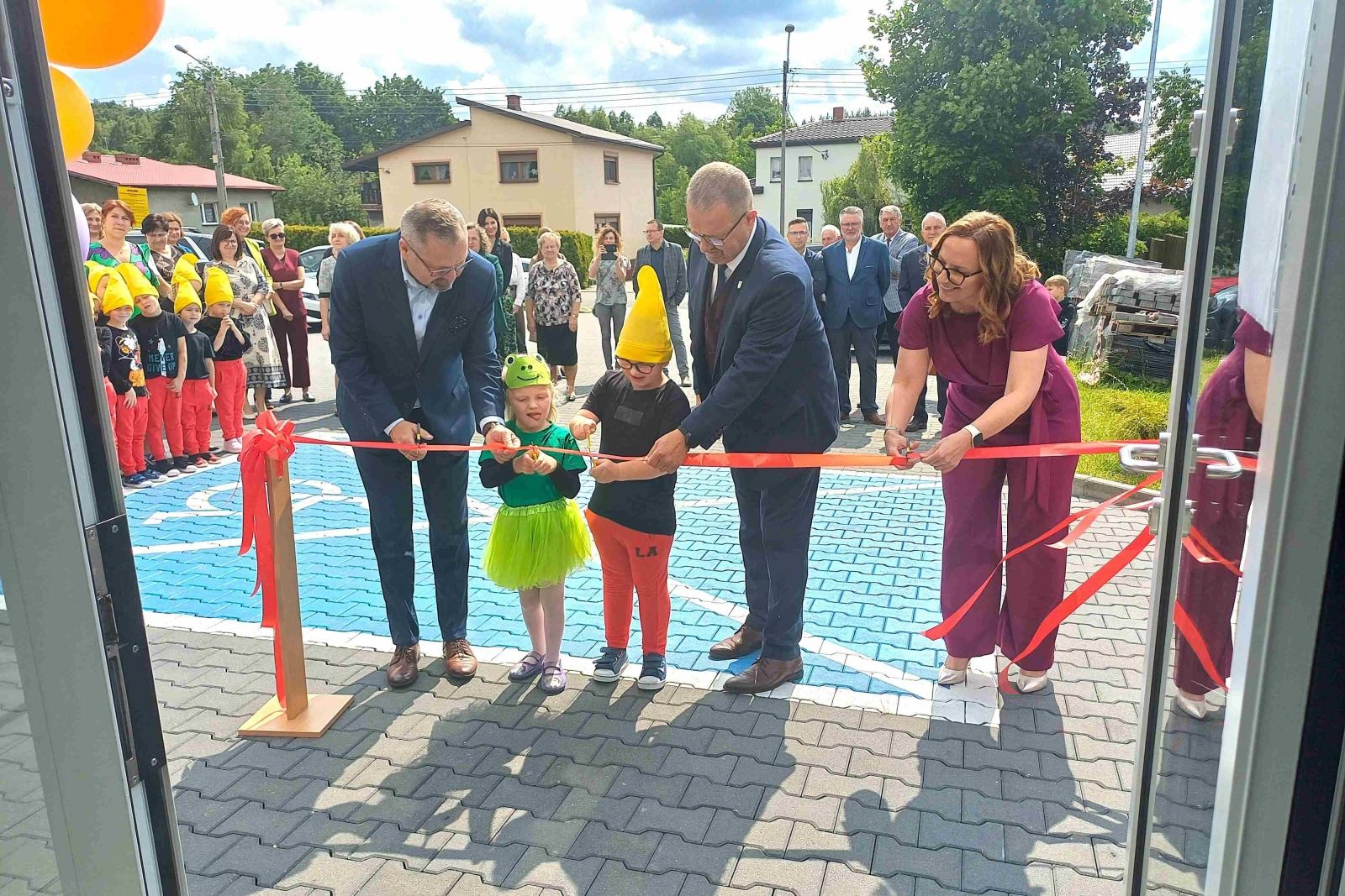 Zdjęcie w galerii na portalu naszwodzislaw.com: Przedszkolaki z Krostoszowic mają powody do radości i dumy! Nowe przedszkole oficjalnie przekazane do użytku wiadomości z regionu