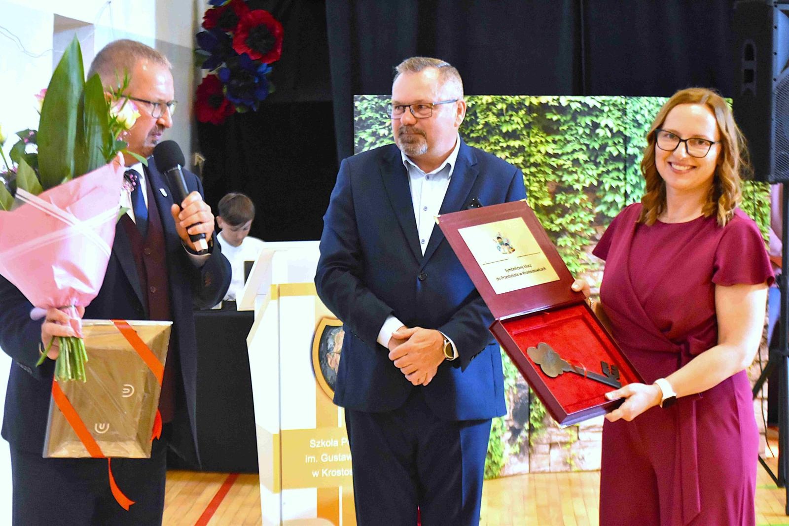 Zdjęcie w galerii na portalu naszwodzislaw.com: Przedszkolaki z Krostoszowic mają powody do radości i dumy! Nowe przedszkole oficjalnie przekazane do użytku wiadomości z regionu