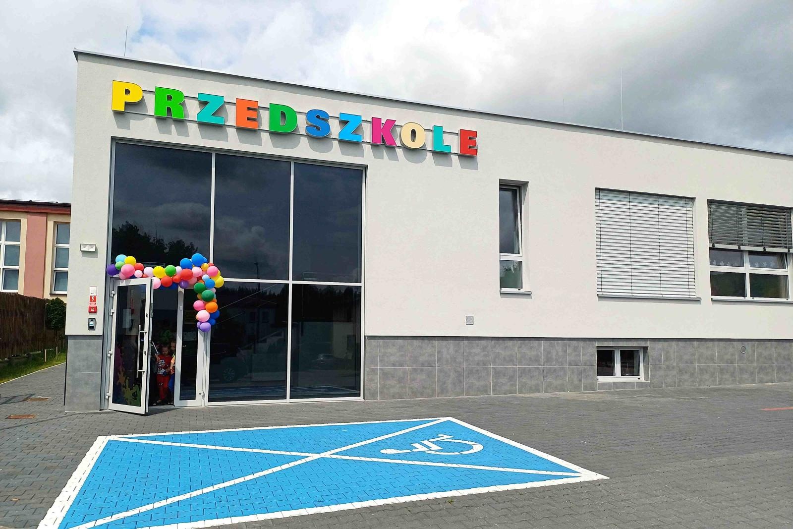 Zdjęcie w galerii na portalu naszwodzislaw.com: Przedszkolaki z Krostoszowic mają powody do radości i dumy! Nowe przedszkole oficjalnie przekazane do użytku wiadomości z regionu