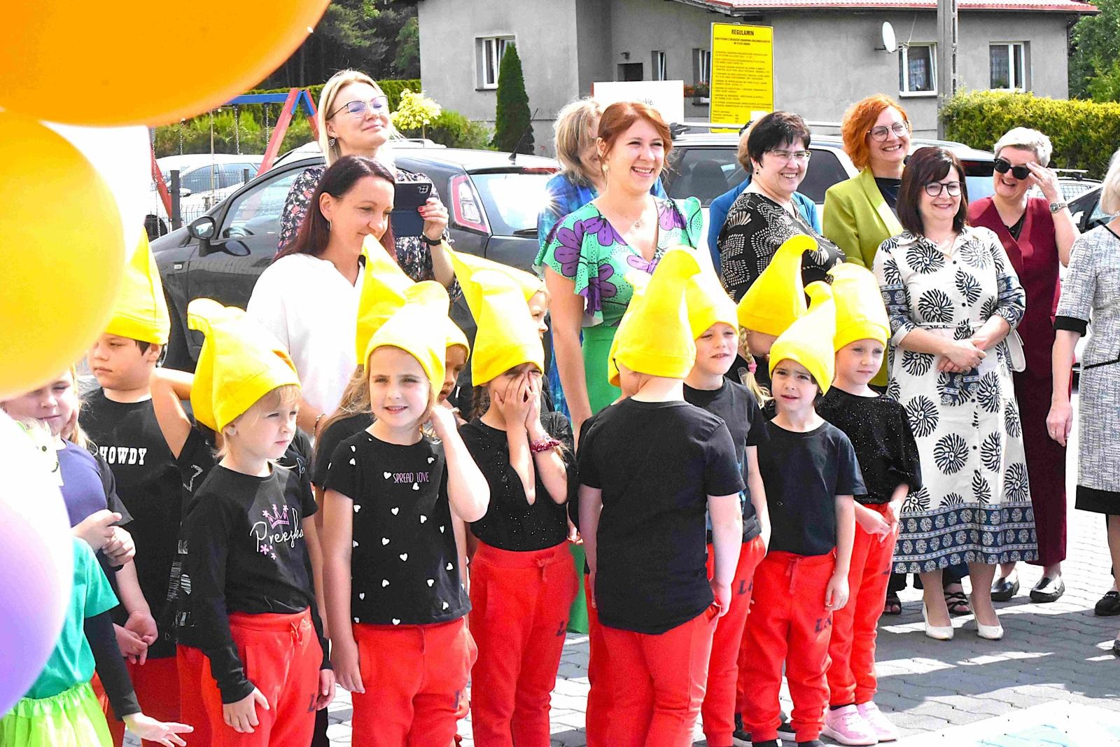 Zdjęcie w galerii na portalu naszwodzislaw.com: Przedszkolaki z Krostoszowic mają powody do radości i dumy! Nowe przedszkole oficjalnie przekazane do użytku wiadomości z regionu