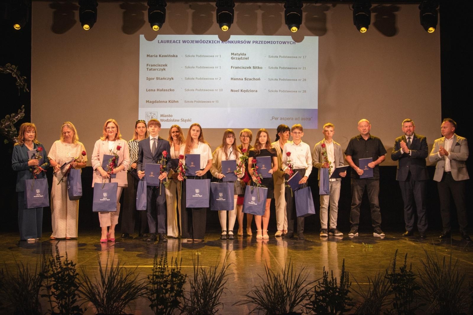 Zdjęcie w galerii na portalu naszwodzislaw.com: Uczniowie, pedagodzy i przyjaciele szkół nagrodzeni [FOTO] wiadomości z regionu