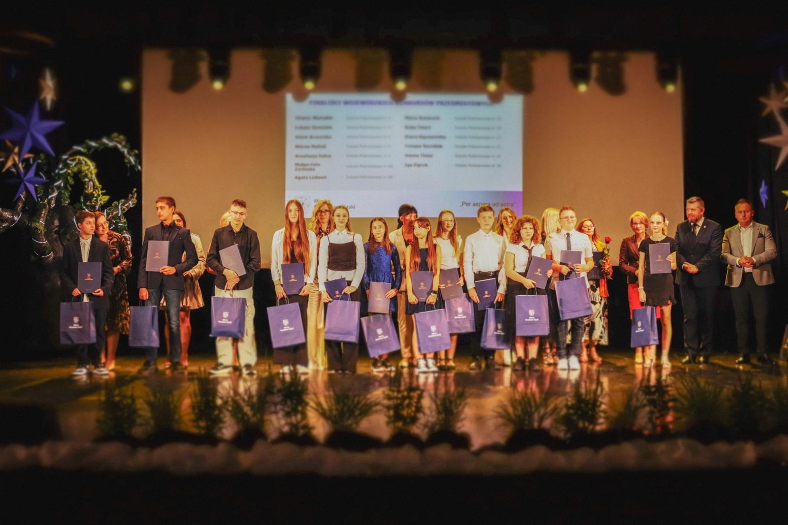 Zdjęcie w galerii na portalu naszwodzislaw.com: Uczniowie, pedagodzy i przyjaciele szkół nagrodzeni [FOTO] wiadomości z regionu