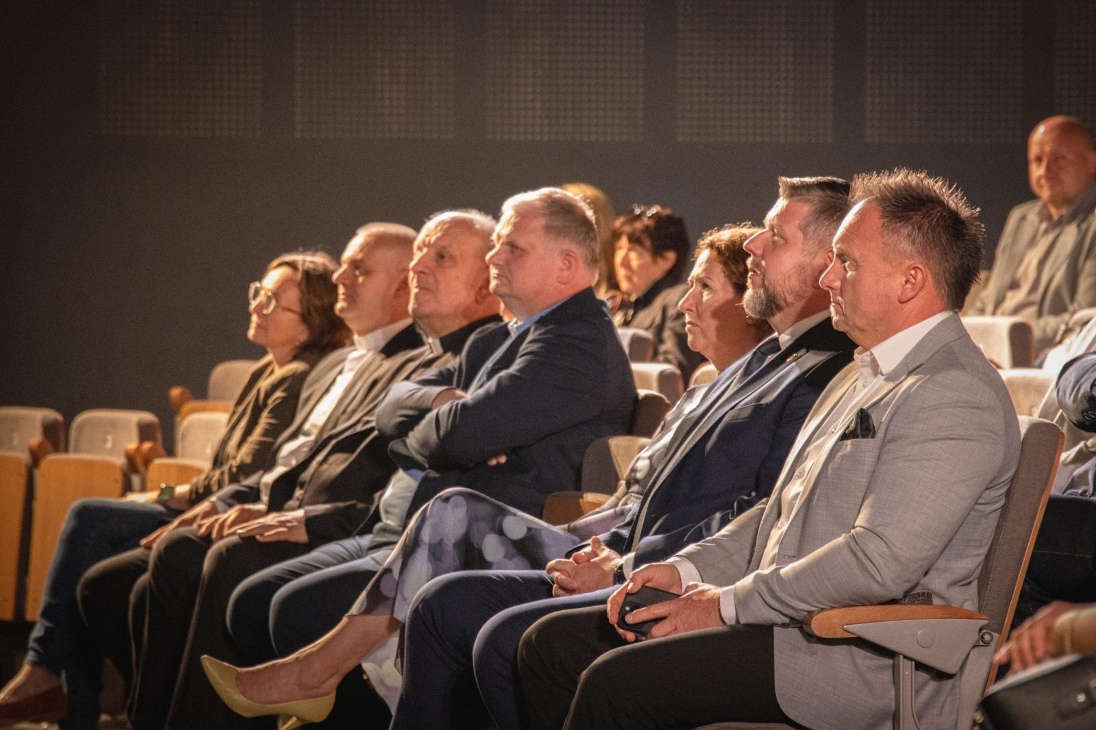 Zdjęcie w galerii na portalu naszwodzislaw.com: Uczniowie, pedagodzy i przyjaciele szkół nagrodzeni [FOTO] wiadomości z regionu