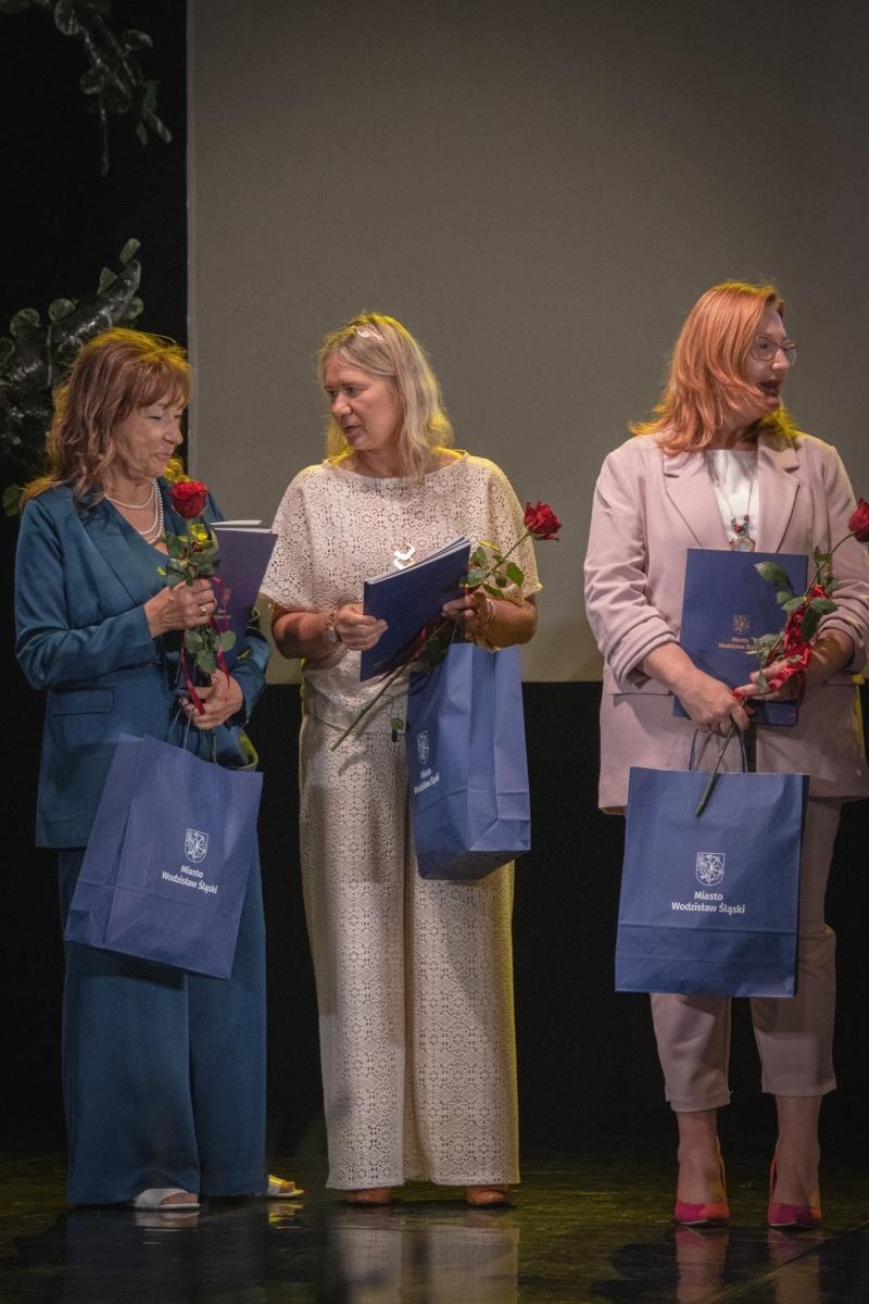 Zdjęcie w galerii na portalu naszwodzislaw.com: Uczniowie, pedagodzy i przyjaciele szkół nagrodzeni [FOTO] wiadomości z regionu