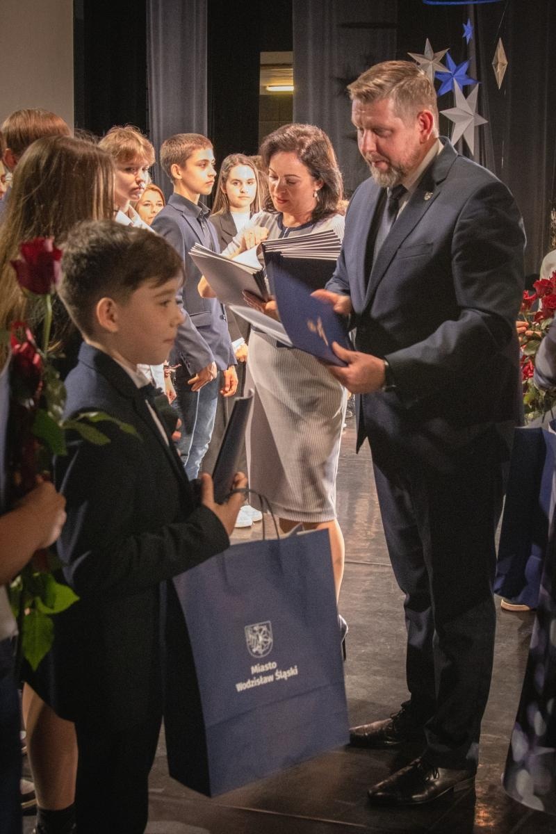 Zdjęcie w galerii na portalu naszwodzislaw.com: Uczniowie, pedagodzy i przyjaciele szkół nagrodzeni [FOTO] wiadomości z regionu