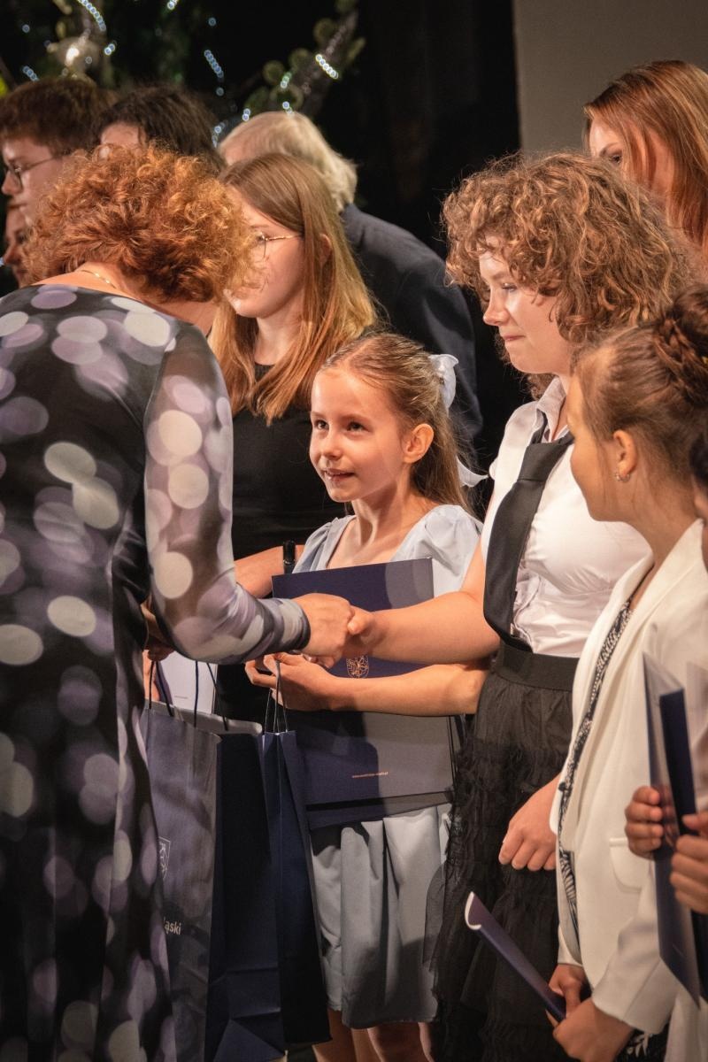 Zdjęcie w galerii na portalu naszwodzislaw.com: Uczniowie, pedagodzy i przyjaciele szkół nagrodzeni [FOTO] wiadomości z regionu