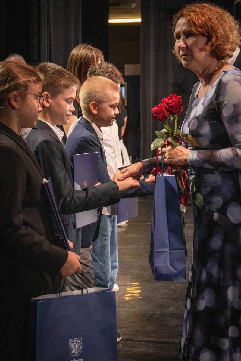 Zdjęcie w galerii na portalu naszwodzislaw.com: Uczniowie, pedagodzy i przyjaciele szkół nagrodzeni [FOTO] wiadomości z regionu