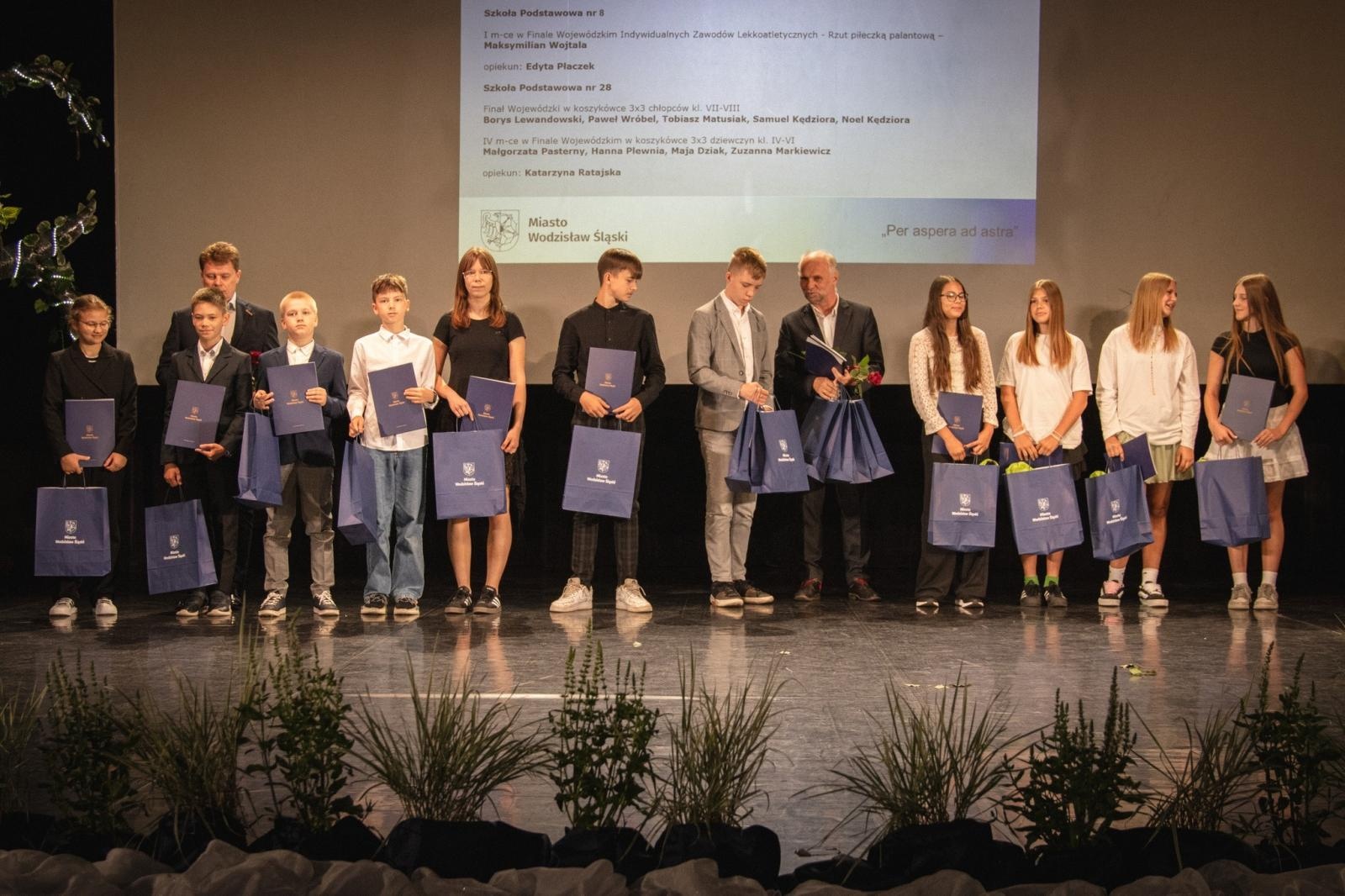 Zdjęcie w galerii na portalu naszwodzislaw.com: Uczniowie, pedagodzy i przyjaciele szkół nagrodzeni [FOTO] wiadomości z regionu