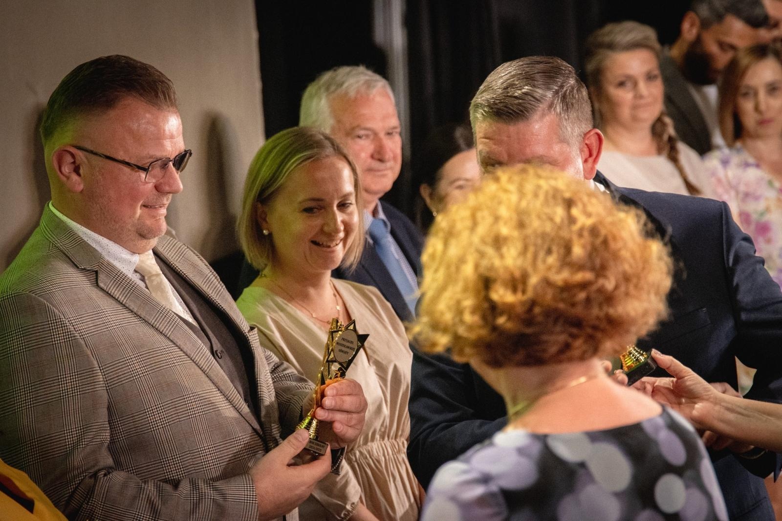 Zdjęcie w galerii na portalu naszwodzislaw.com: Uczniowie, pedagodzy i przyjaciele szkół nagrodzeni [FOTO] wiadomości z regionu