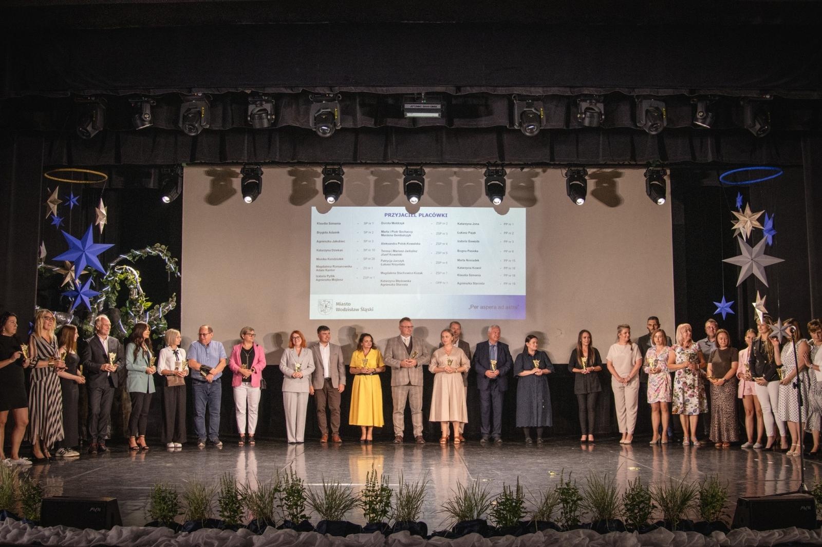 Zdjęcie w galerii na portalu naszwodzislaw.com: Uczniowie, pedagodzy i przyjaciele szkół nagrodzeni [FOTO] wiadomości z regionu