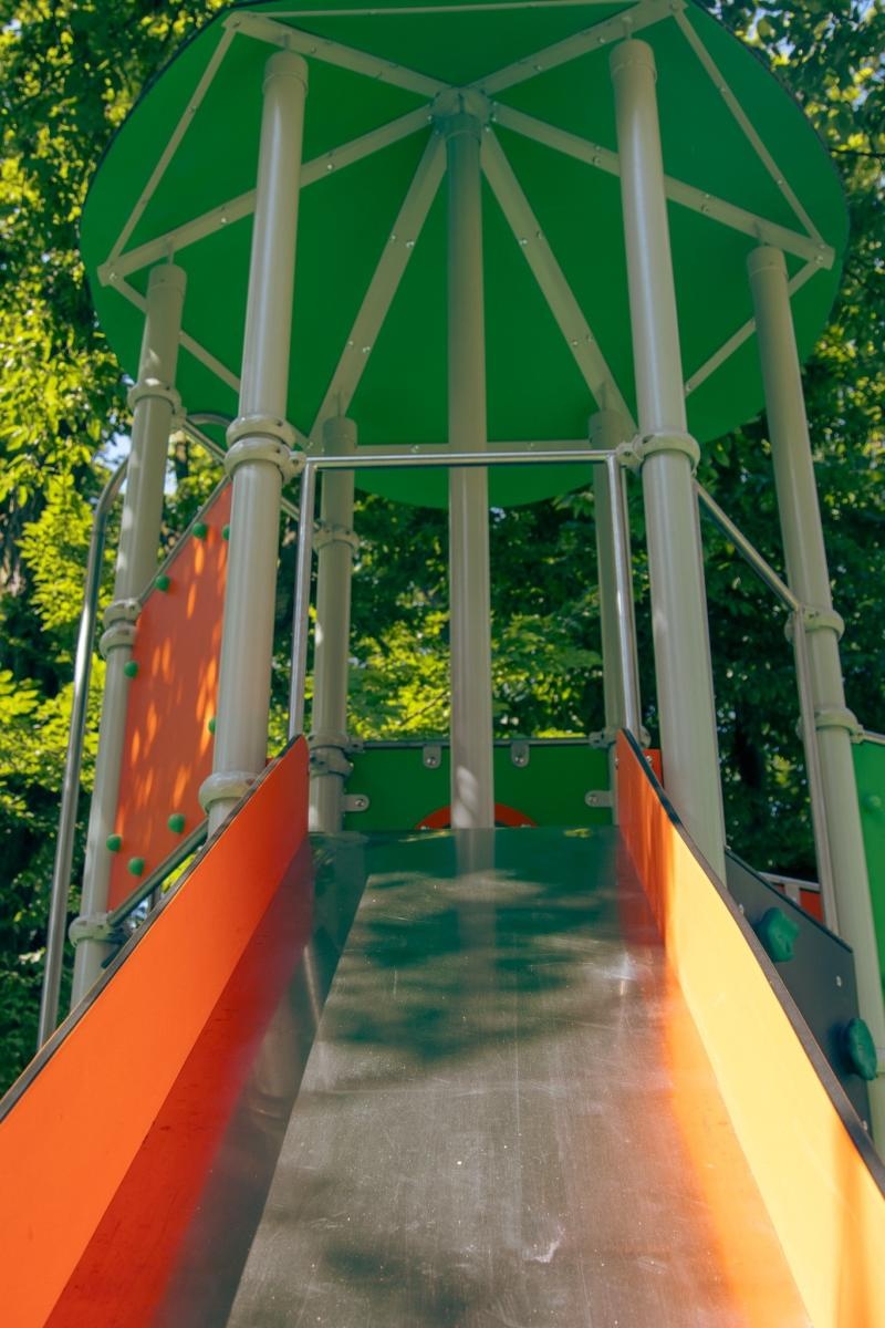 Zdjęcie w galerii na portalu naszwodzislaw.com: Plac zabaw w Parku Zamkowym zyskał nowe elementy wiadomości z regionu