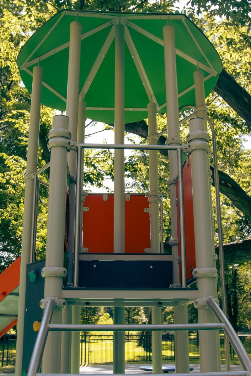 Zdjęcie w galerii na portalu naszwodzislaw.com: Plac zabaw w Parku Zamkowym zyskał nowe elementy wiadomości z regionu