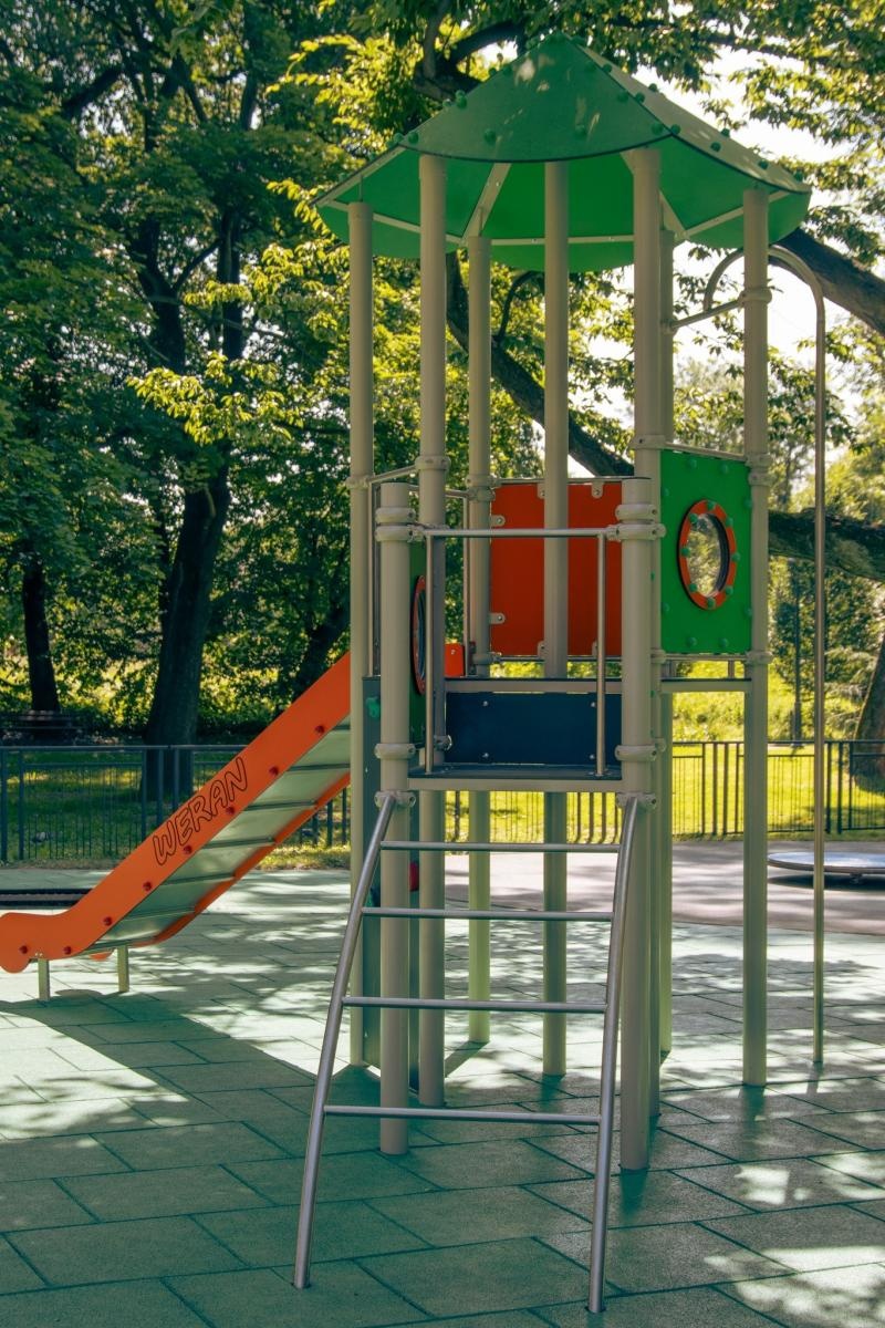 Zdjęcie w galerii na portalu naszwodzislaw.com: Plac zabaw w Parku Zamkowym zyskał nowe elementy wiadomości z regionu