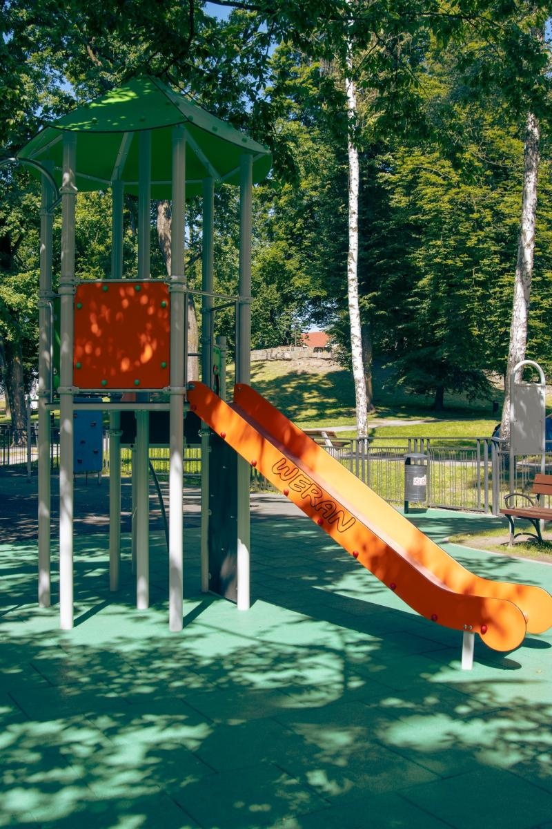 Zdjęcie w galerii na portalu naszwodzislaw.com: Plac zabaw w Parku Zamkowym zyskał nowe elementy wiadomości z regionu