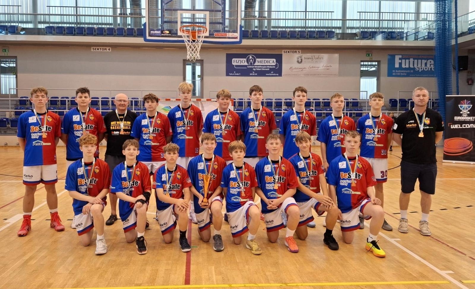 Zdjęcie w galerii na portalu naszwodzislaw.com: Śląska Gala Koszykówki Młodzieżowej. Zawodnicy MKS Wodzisław Śląski odebrali brązowe medale wiadomości z regionu