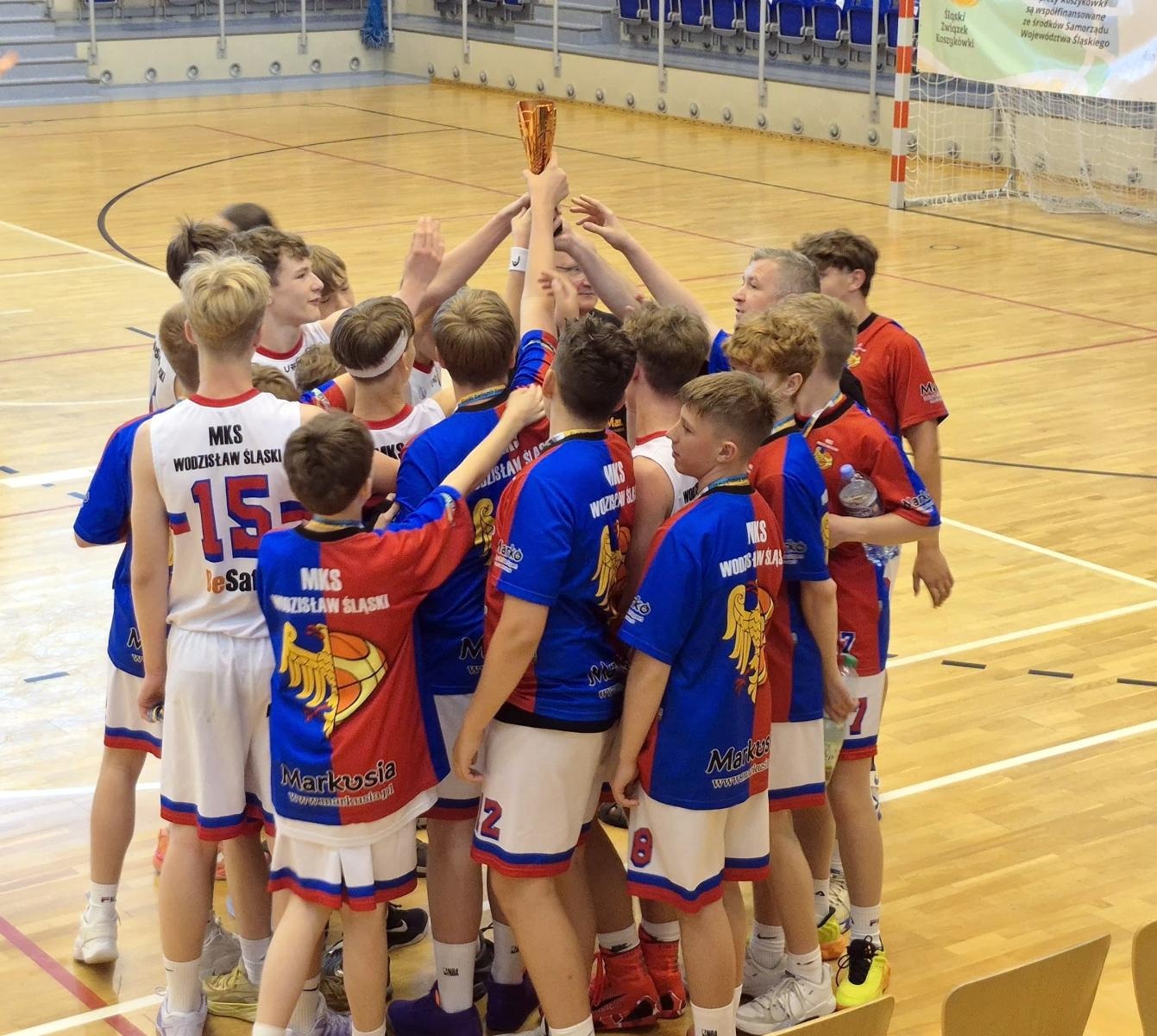 Zdjęcie w galerii na portalu naszwodzislaw.com: Śląska Gala Koszykówki Młodzieżowej. Zawodnicy MKS Wodzisław Śląski odebrali brązowe medale wiadomości z regionu