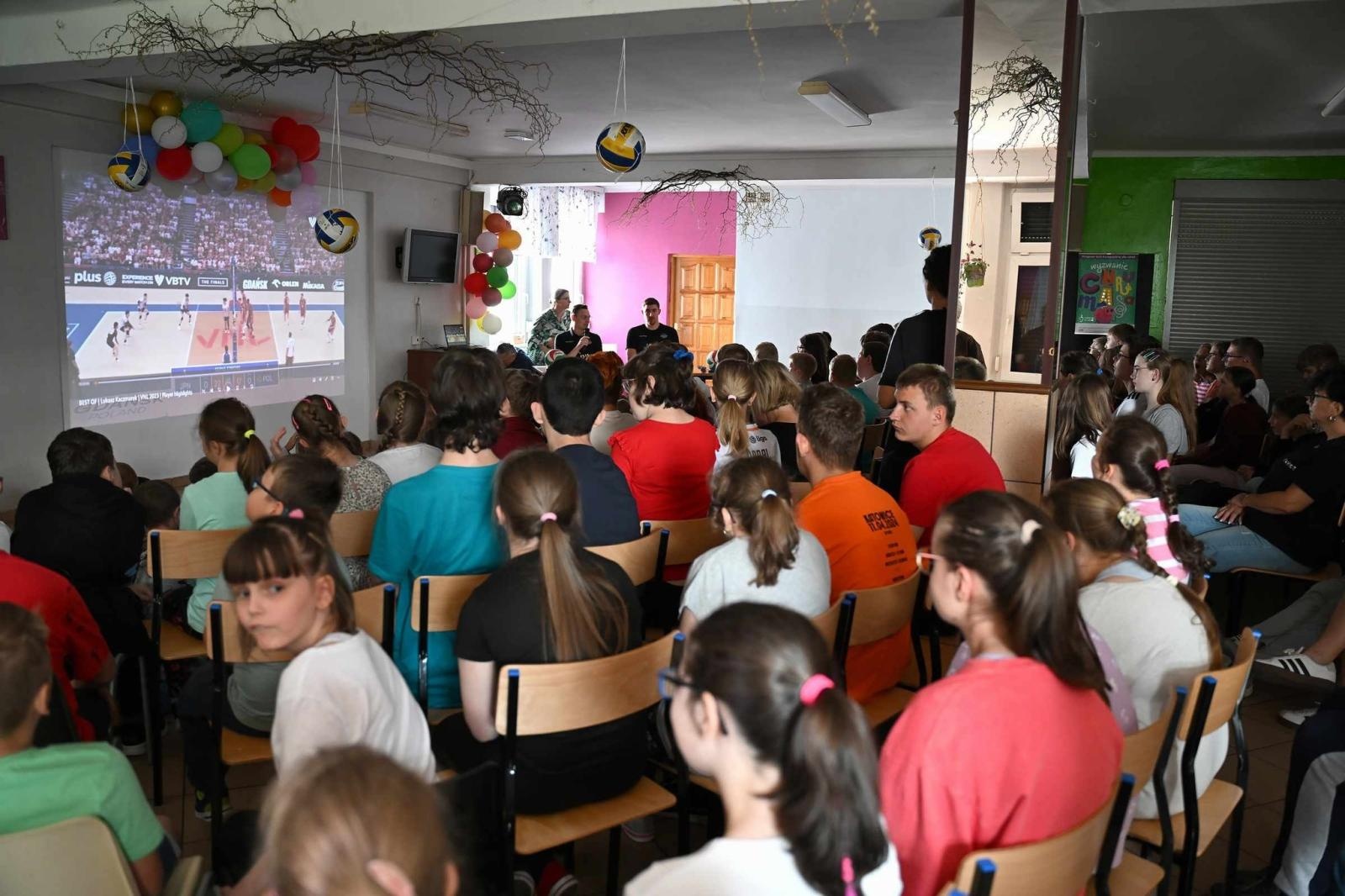 Zdjęcie w galerii na portalu naszwodzislaw.com: Siatkarski wicemistrz olimpijski z wizytą w ZPSWR w Wodzisławiu Ślaskim [FOTO] wiadomości z regionu