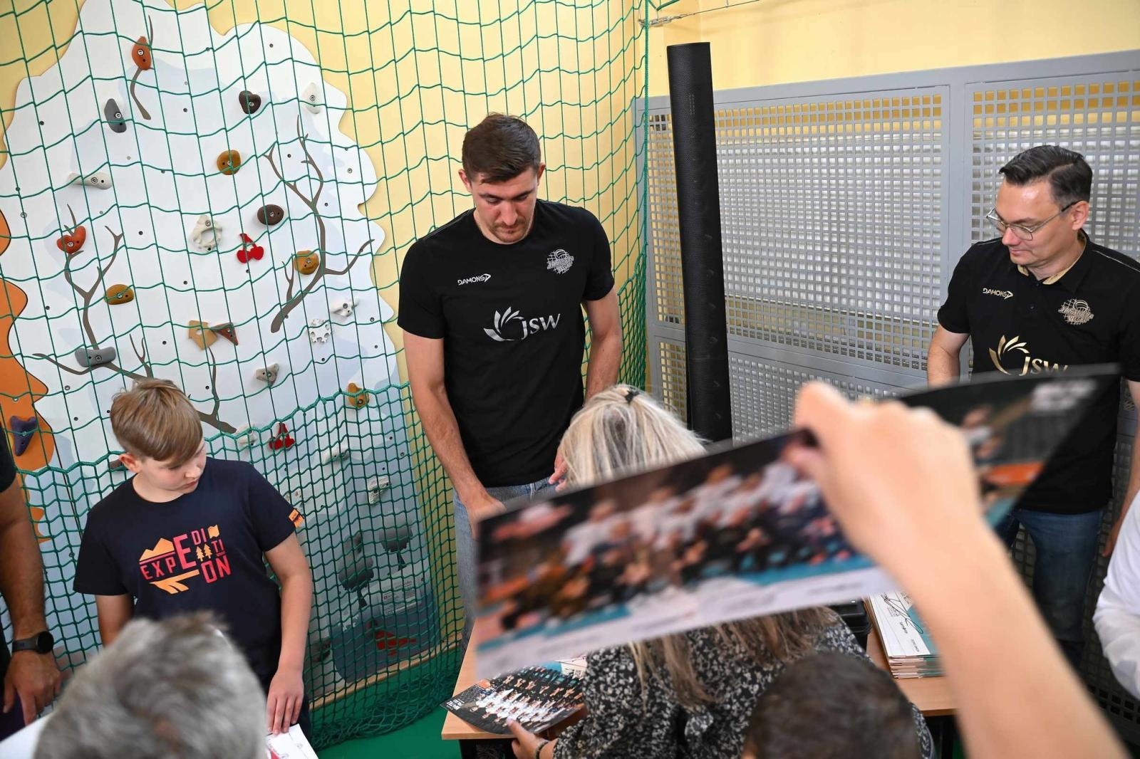 Zdjęcie w galerii na portalu naszwodzislaw.com: Siatkarski wicemistrz olimpijski z wizytą w ZPSWR w Wodzisławiu Ślaskim [FOTO] wiadomości z regionu