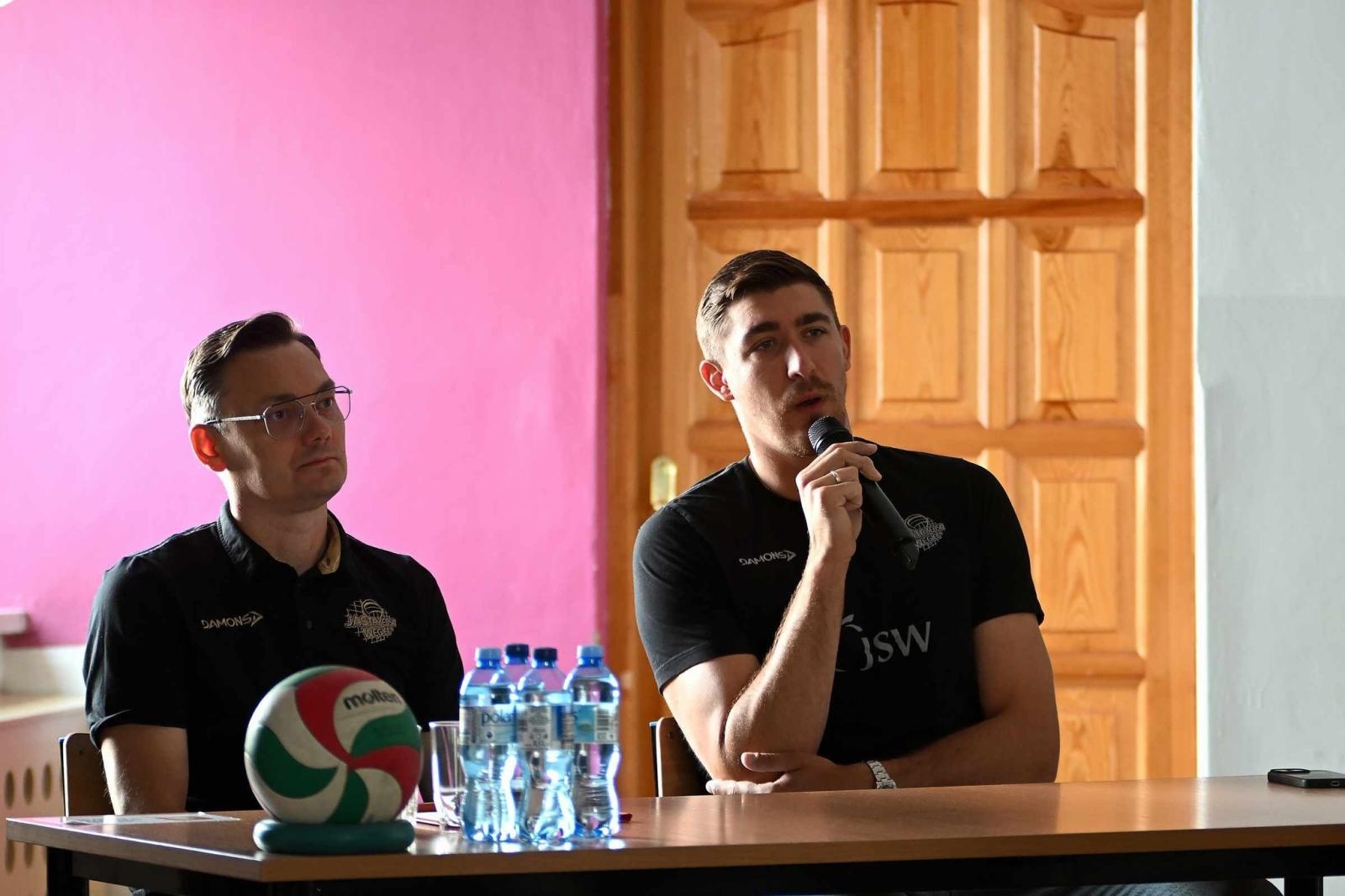 Zdjęcie w galerii na portalu naszwodzislaw.com: Siatkarski wicemistrz olimpijski z wizytą w ZPSWR w Wodzisławiu Ślaskim [FOTO] wiadomości z regionu