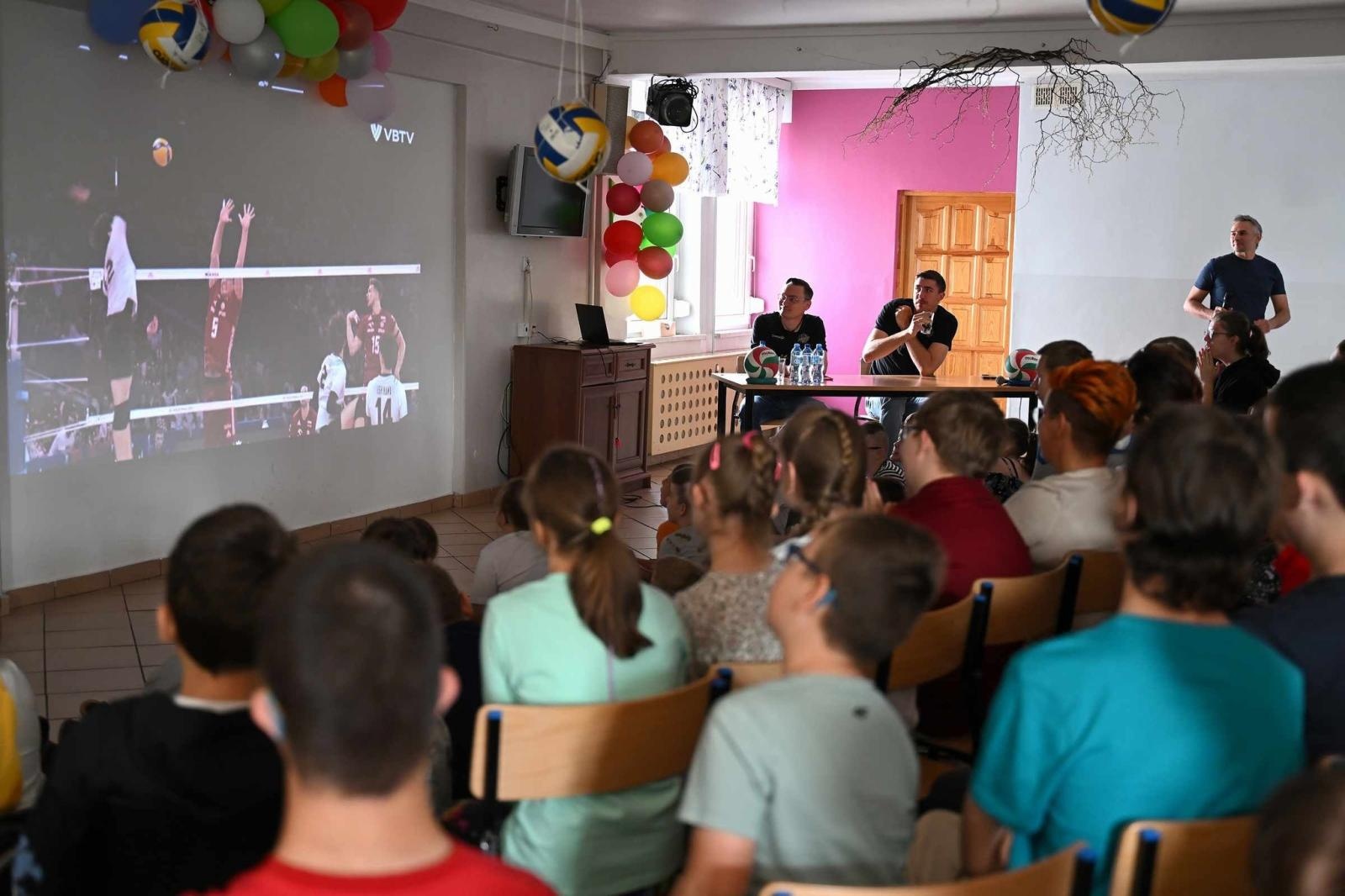 Zdjęcie w galerii na portalu naszwodzislaw.com: Siatkarski wicemistrz olimpijski z wizytą w ZPSWR w Wodzisławiu Ślaskim [FOTO] wiadomości z regionu