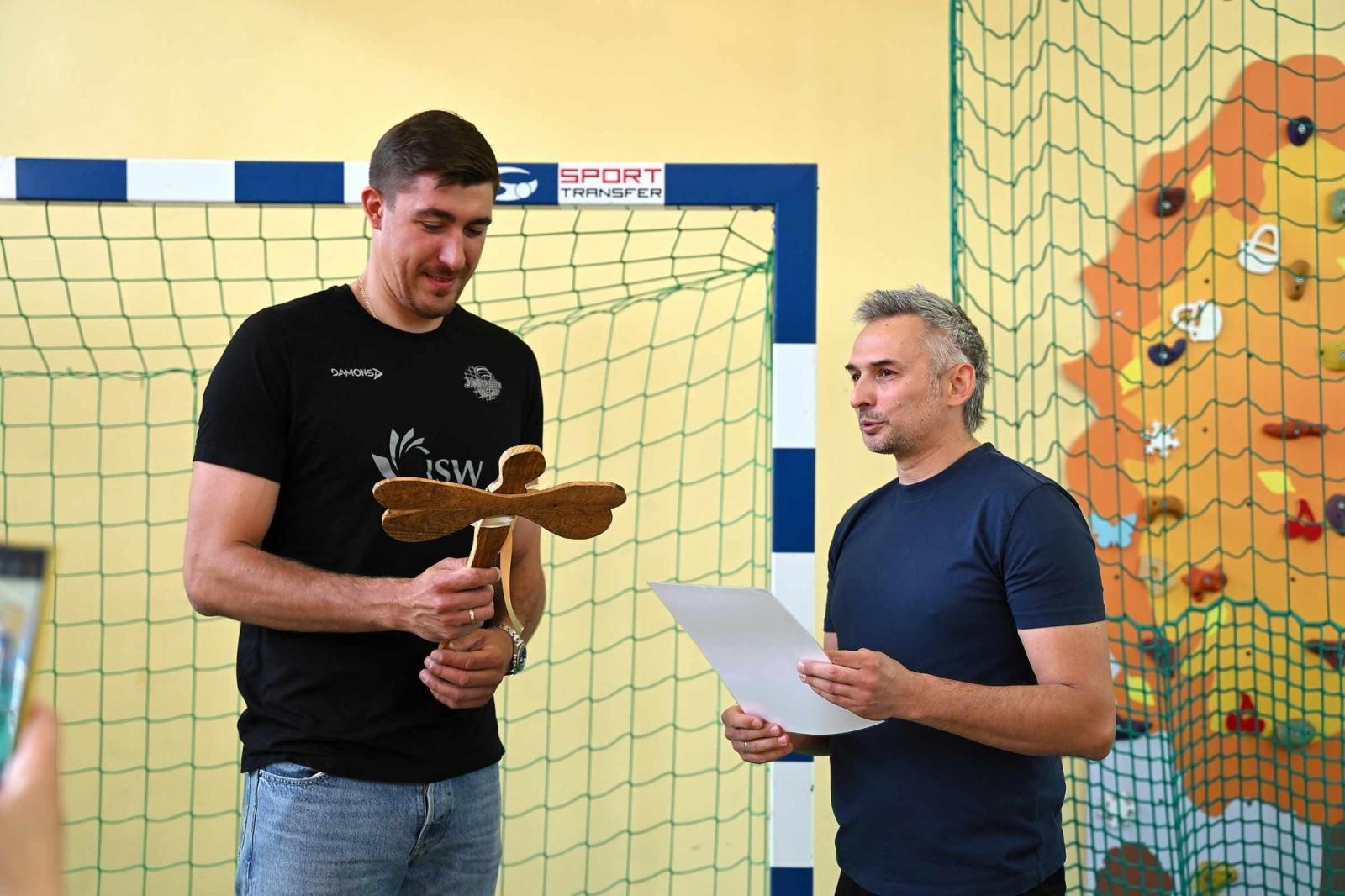 Zdjęcie w galerii na portalu naszwodzislaw.com: Siatkarski wicemistrz olimpijski z wizytą w ZPSWR w Wodzisławiu Ślaskim [FOTO] wiadomości z regionu