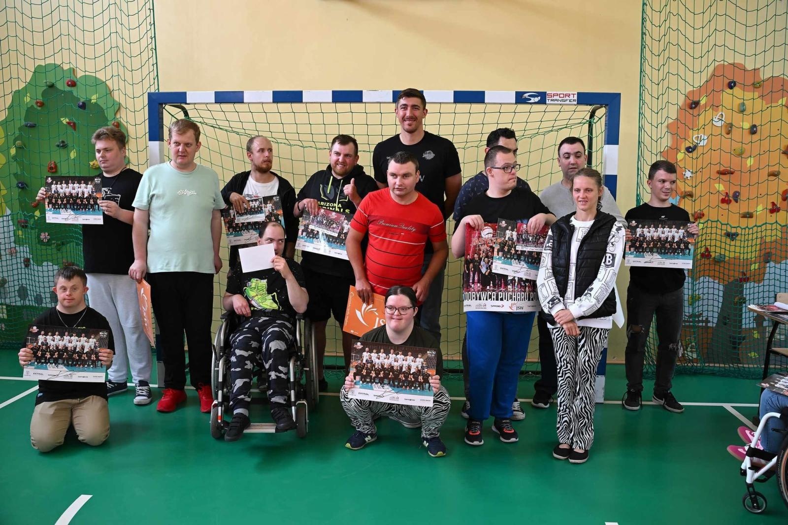 Zdjęcie w galerii na portalu naszwodzislaw.com: Siatkarski wicemistrz olimpijski z wizytą w ZPSWR w Wodzisławiu Ślaskim [FOTO] wiadomości z regionu