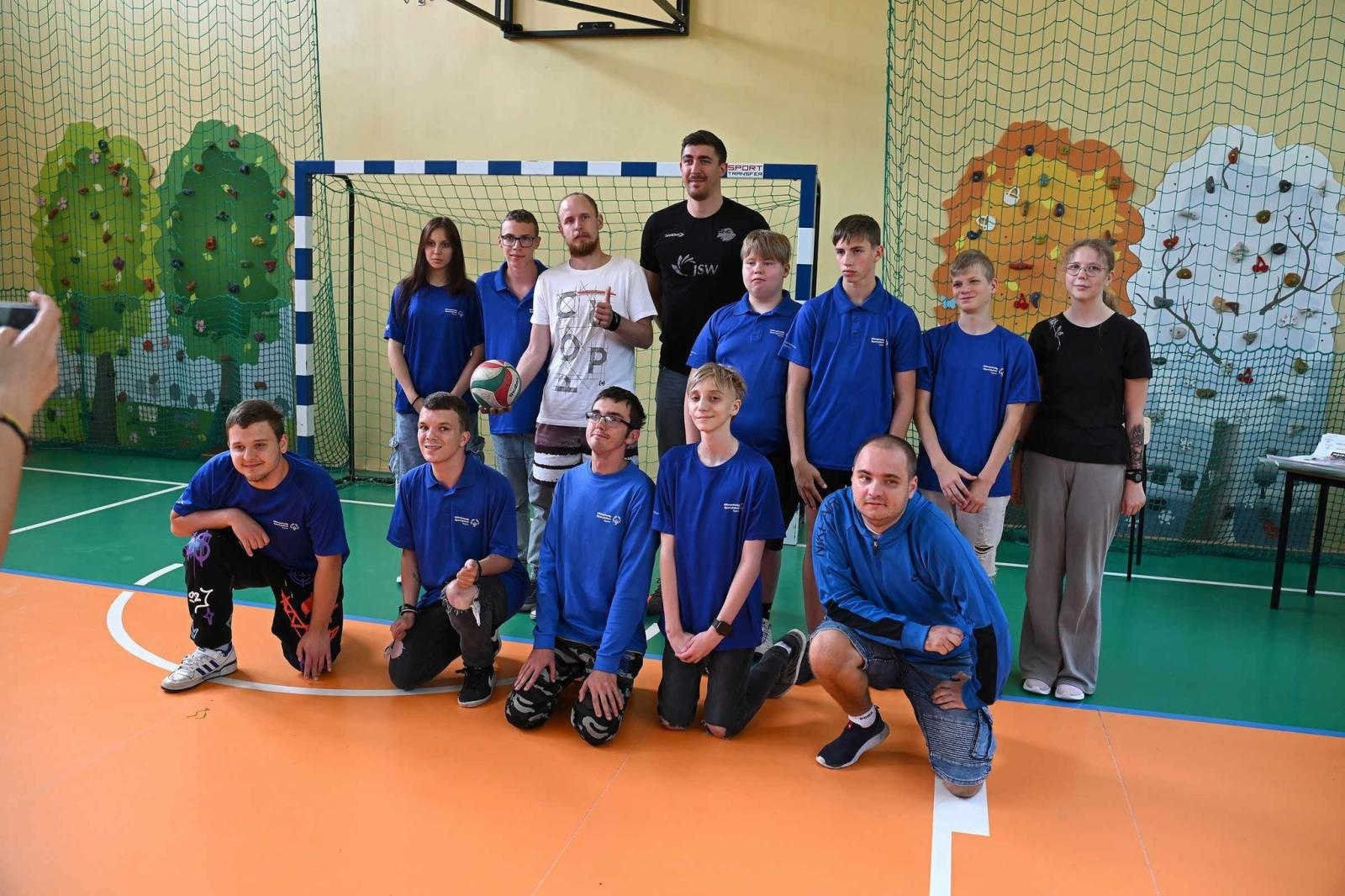 Zdjęcie w galerii na portalu naszwodzislaw.com: Siatkarski wicemistrz olimpijski z wizytą w ZPSWR w Wodzisławiu Ślaskim [FOTO] wiadomości z regionu