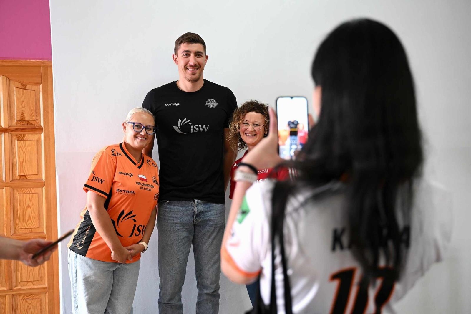 Zdjęcie w galerii na portalu naszwodzislaw.com: Siatkarski wicemistrz olimpijski z wizytą w ZPSWR w Wodzisławiu Ślaskim [FOTO] wiadomości z regionu