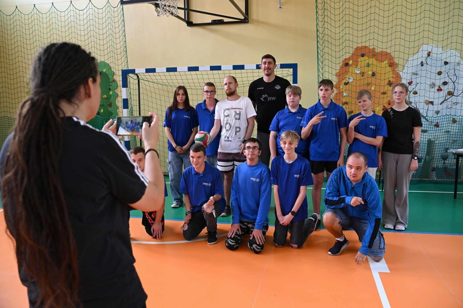 Zdjęcie w galerii na portalu naszwodzislaw.com: Siatkarski wicemistrz olimpijski z wizytą w ZPSWR w Wodzisławiu Ślaskim [FOTO] wiadomości z regionu