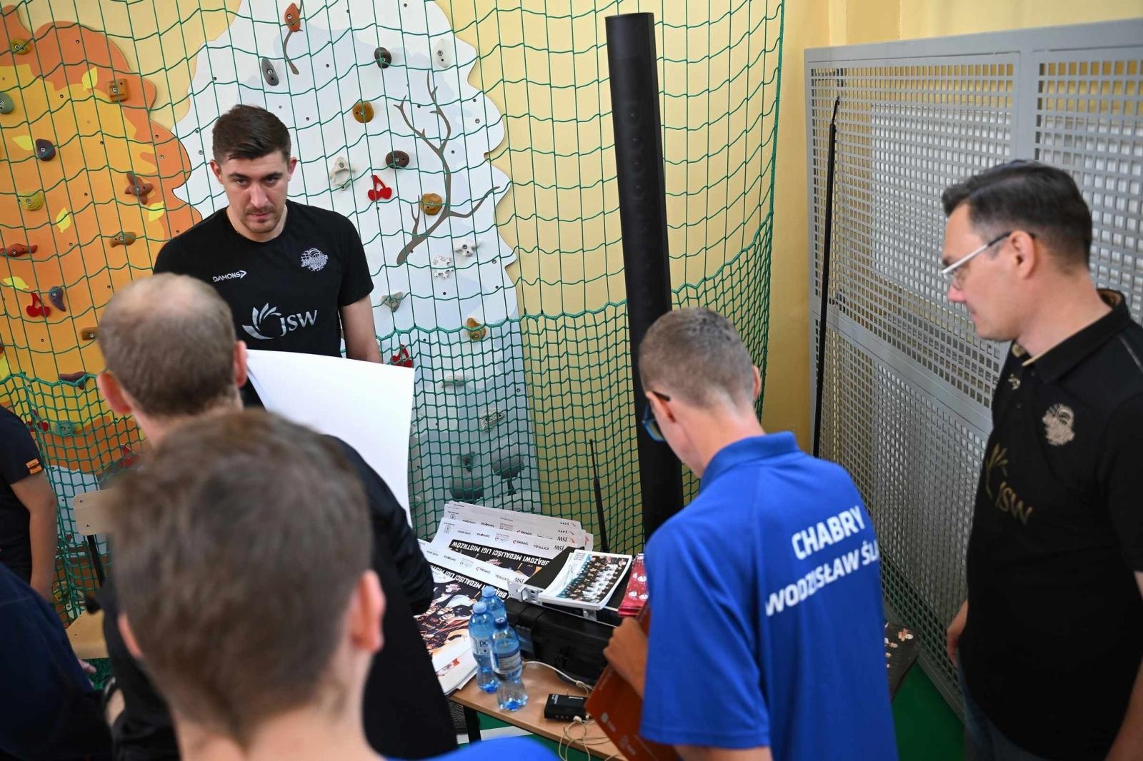 Zdjęcie w galerii na portalu naszwodzislaw.com: Siatkarski wicemistrz olimpijski z wizytą w ZPSWR w Wodzisławiu Ślaskim [FOTO] wiadomości z regionu