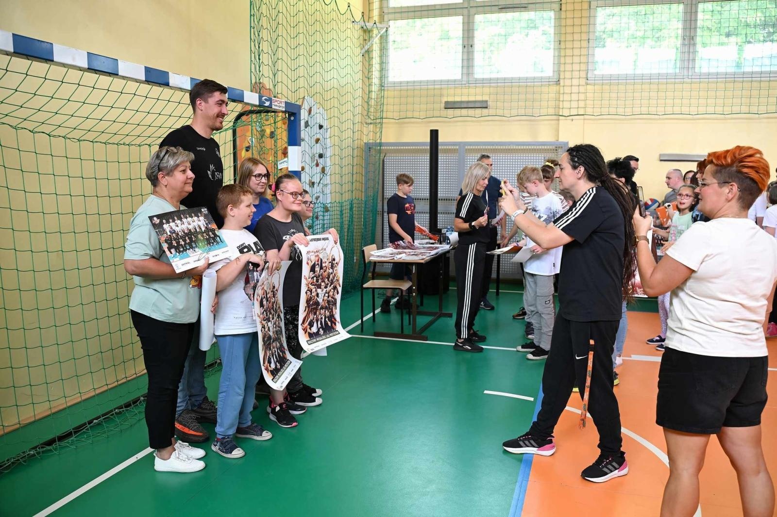 Zdjęcie w galerii na portalu naszwodzislaw.com: Siatkarski wicemistrz olimpijski z wizytą w ZPSWR w Wodzisławiu Ślaskim [FOTO] wiadomości z regionu